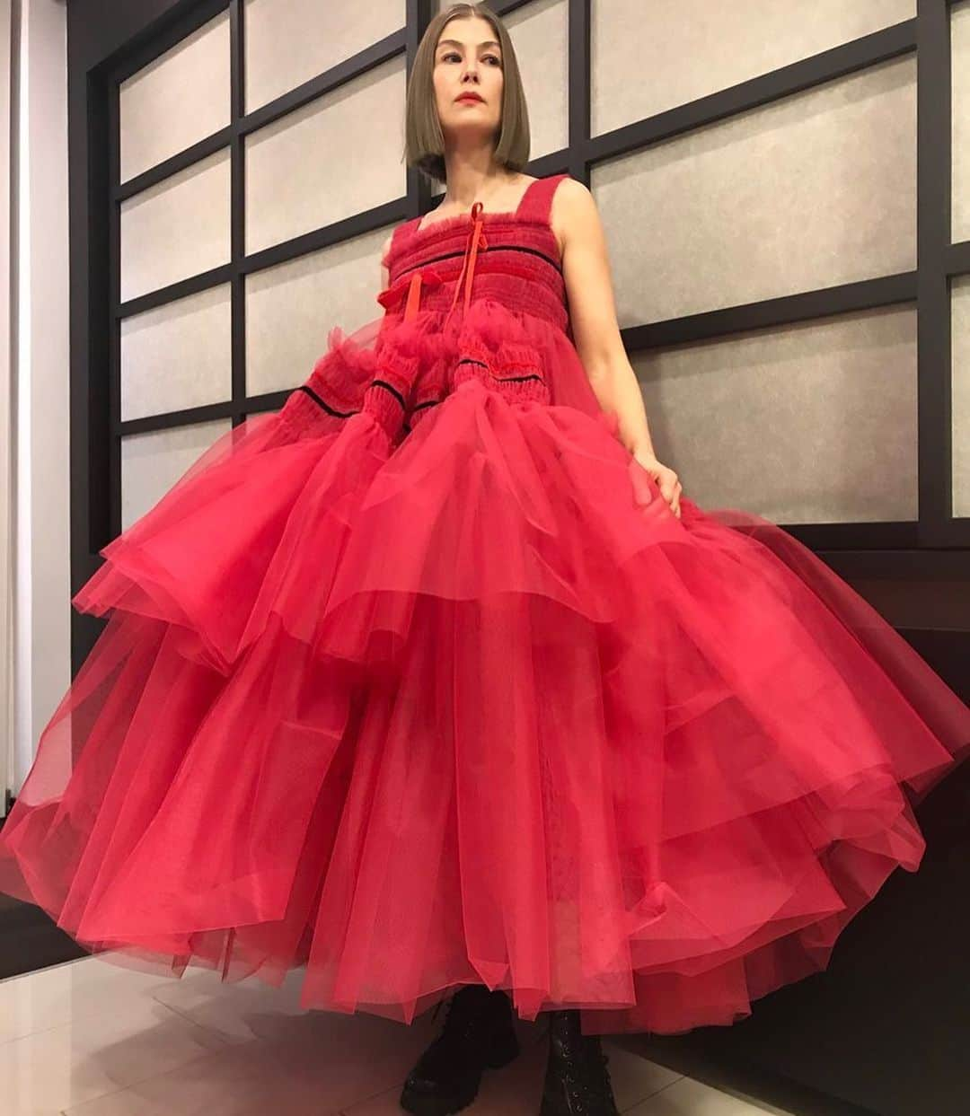 British Vogueさんのインスタグラム写真 - (British VogueInstagram)「For 2021, the 78th annual #GoldenGlobes ceremony was held in both New York and LA - as well as remotely from nominees’ homes. But while the pandemic has put in-person celebrations on hold, the virtual red carpet looks were as glamorous as ever. From #MargotRobbie in @ChanelOfficial to #EmmaCorrin in @MiuMiu to #CynthiaErivo in vertigo-inducing platforms fresh from @MaisonValentino’s couture runway, see all of the best looks from the night at the link in bio.」3月1日 12時01分 - britishvogue