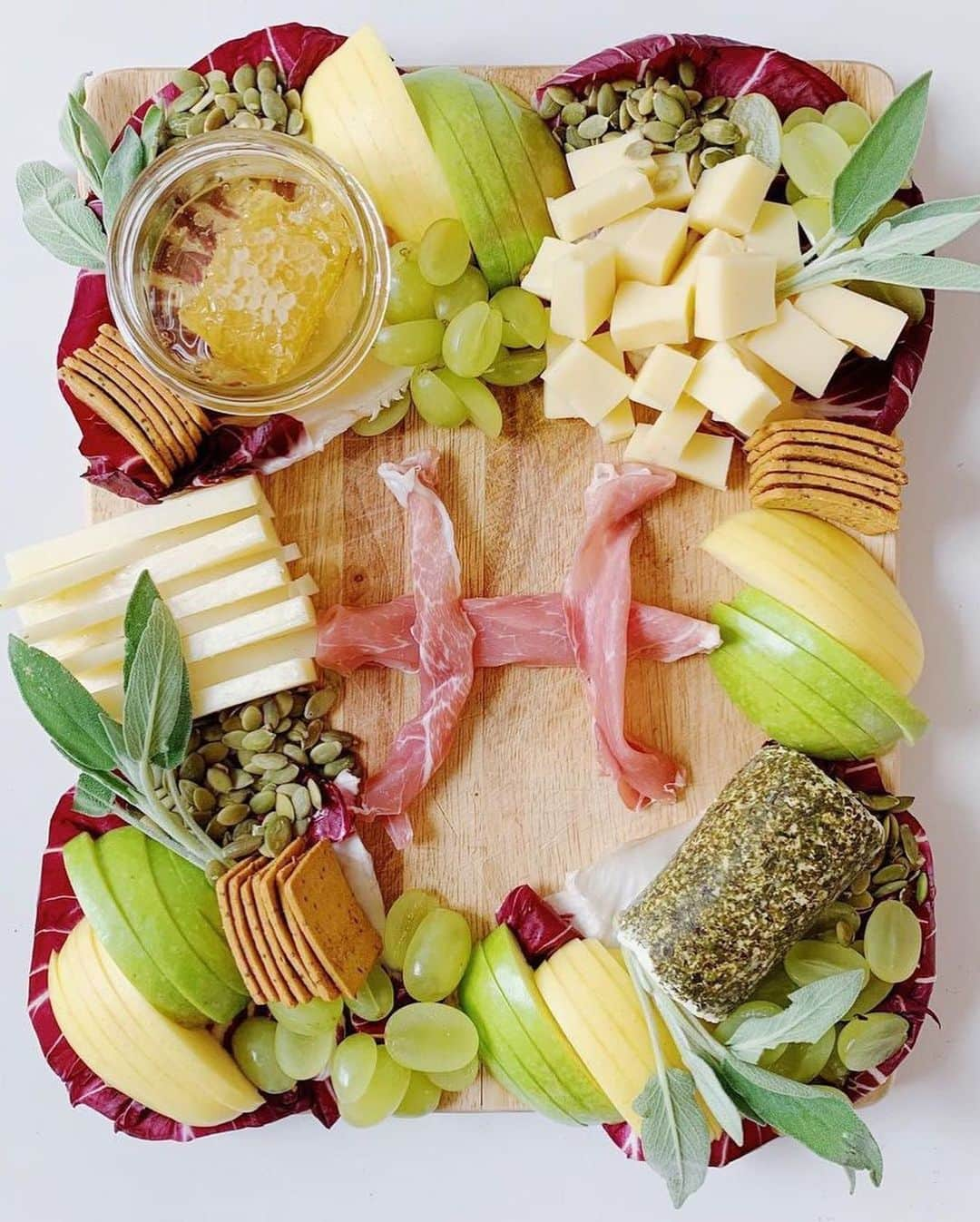 Food52さんのインスタグラム写真 - (Food52Instagram)「We think these extra cheesey cheese plates from @thedaleyplate, @hipfoodiemom1, and @thatcheeseplate belong in an art gallery because, well, look at them. Oh, and if you're a Pisces, swipe to the end for a surprise! #f52grams #f52community」3月1日 12時01分 - food52