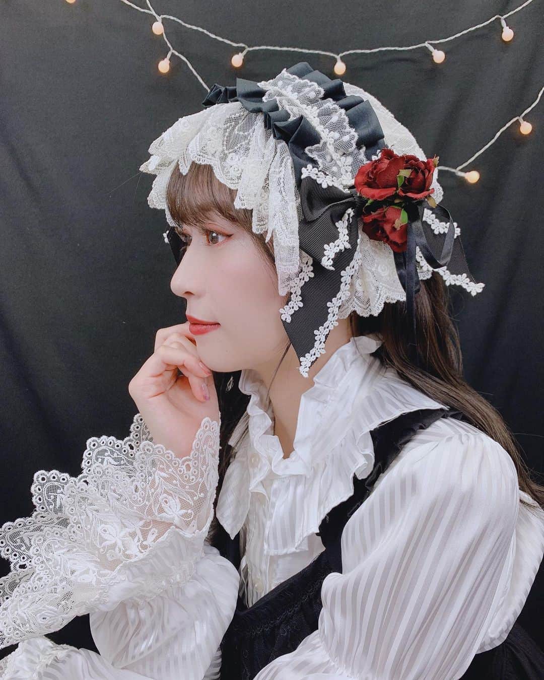 内木志のインスタグラム：「東京ロリィタさんでこの前撮影していただきました🤍 今回はカラコン有り無しバージョンやメイクアレンジ、ヘアアレンジもあるので是非HP見てください🖤 #東京ロリィタ #ロリータファッション #レンタル #lolitafashion」