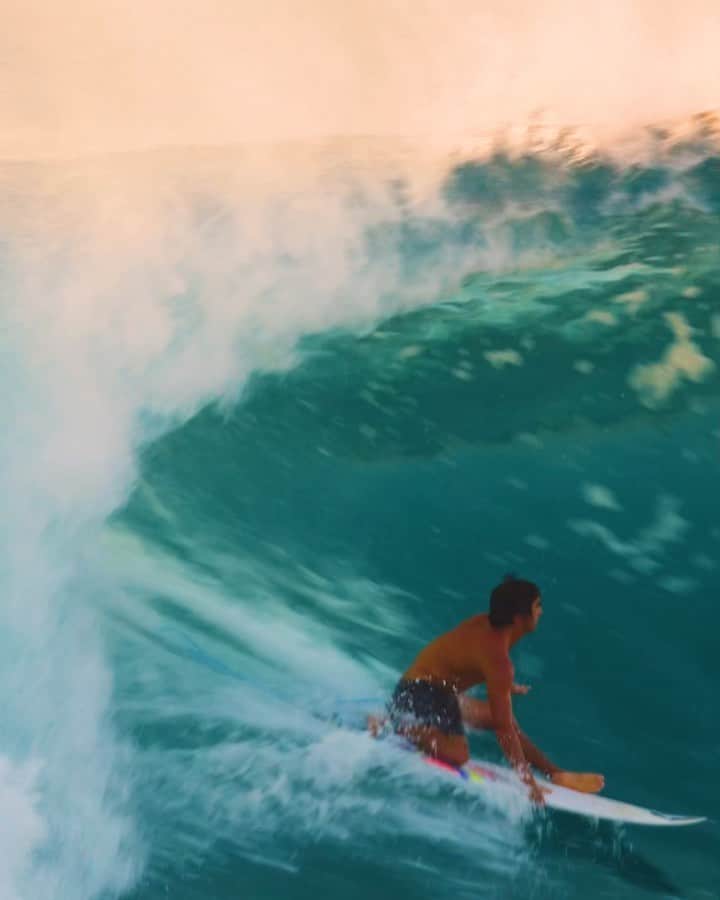 Surf Magazineのインスタグラム：「@maurodiaz with the most unconventional check for splinters we’ve seen.  Watch his latest flim Aquí, by @metal_neck . Link in bio.」
