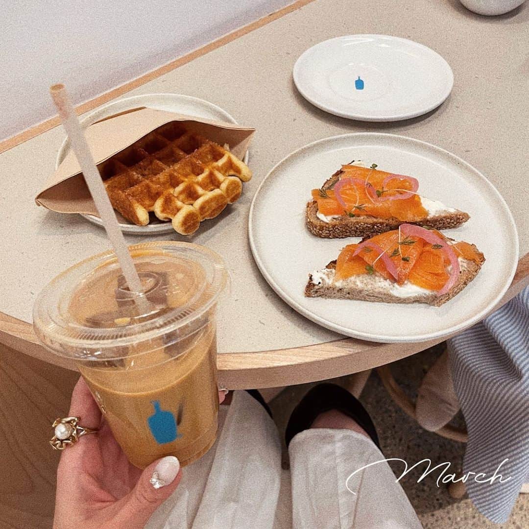 ひこ乃さんのインスタグラム写真 - (ひこ乃Instagram)「☕️ 𝑀𝑎𝑟𝑐ℎ⠀ ⠀ 月曜日始まったと共に3月っ！ 寒いとやる気も出ないし早く暖かくなぁれっ🥺🌸⠀ ⠀ 今月もよろしくお願いします🤲🤍⠀ ⠀ ブルーボトルのワッフル うまうまだった🧇👨‍🍳🤍お試しあれ〰️⠀ ⠀ #bluebottlecoffee#카페#카페스타그램#카페그램#블루보틀#블루보틀커피」3月1日 12時12分 - hikono0909