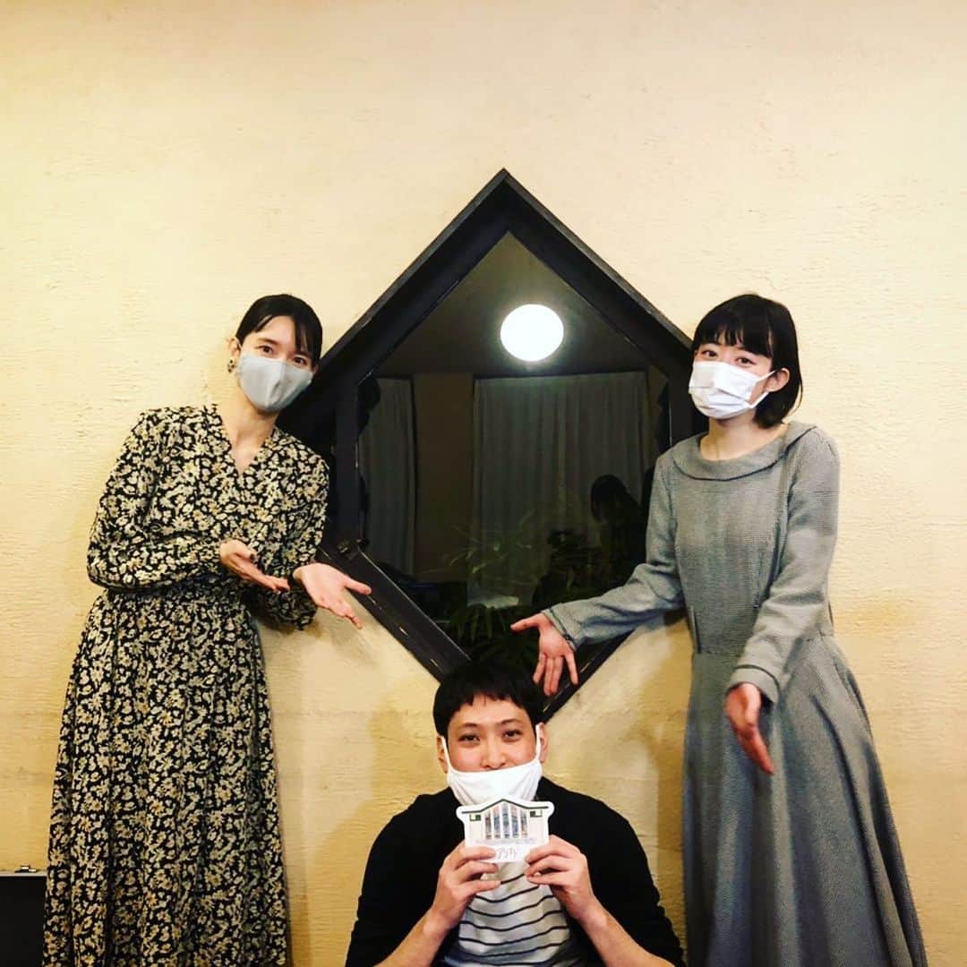 のインスタグラム：「美しくどこか懐かしい空間。  昨日の「アリオトvol.28 〜自由、明日、光〜」配信ライブをご覧くださったみなさまありがとうございました！  菱形の小窓の中にいろんな演出があって、見えないけれど見える気がして、そわそわ、わくわくする時間でした。 アリオトの小柳さんをはじめ配信のスタッフのみなさま、そしてはじめましての塩塚モエカさん、ありがとうございました！  #アリオト #自由 #明日 #光 #池袋 #自由学園明日館 #明日館コンサート #フランクロイドライト設計 #演出 #配信ライブ #塩塚モエカ さん」