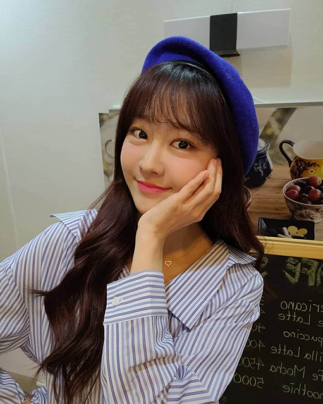 LABOUMのインスタグラム：「[#유정] 비 내리는 날☔ 라떼들도 맛점해용💕  #라붐 #LABOUM #YUJEONG」