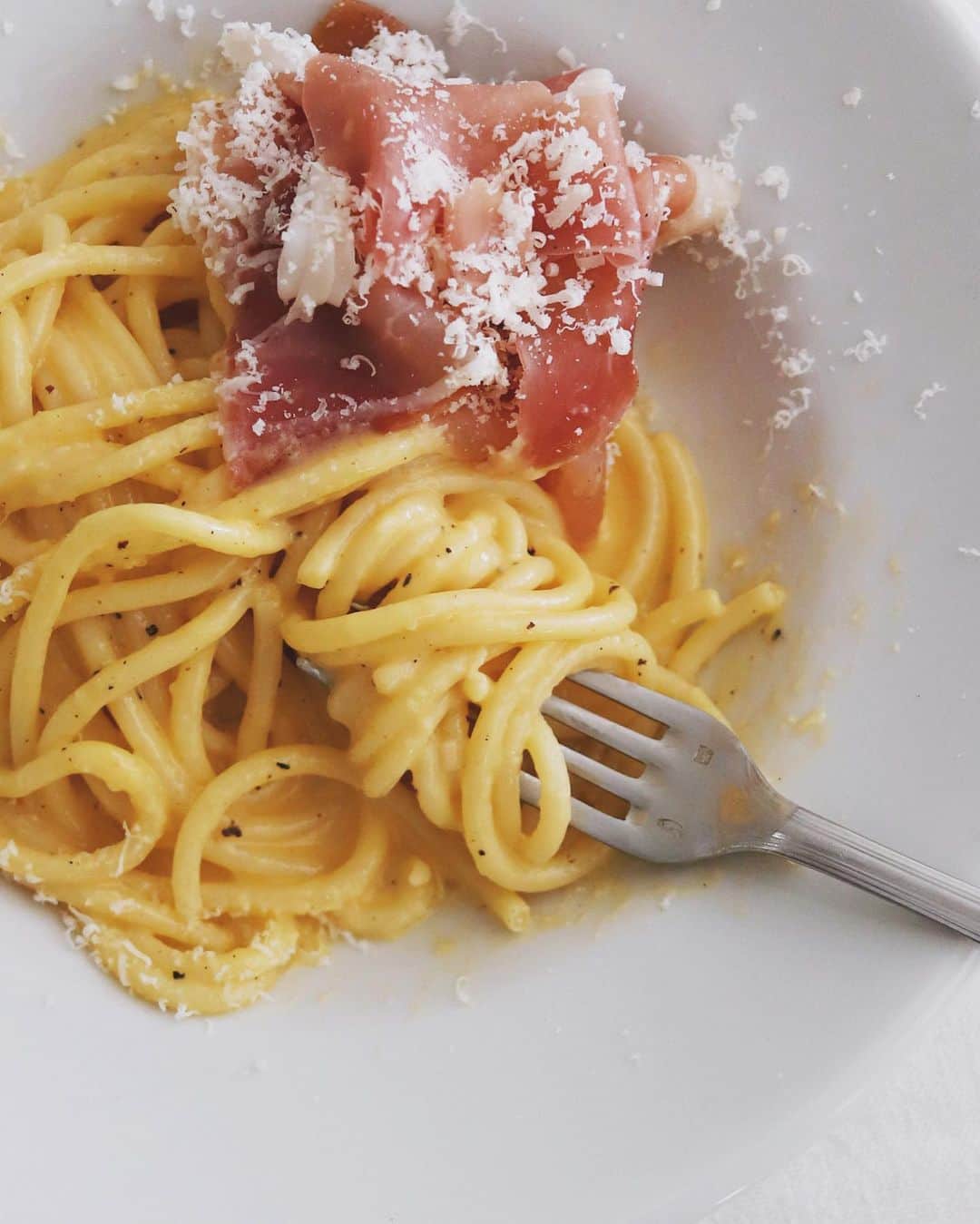 樋口正樹さんのインスタグラム写真 - (樋口正樹Instagram)「Pasta lunch . 今日のお昼はに簡単なパスタで、 卵黄とチーズを混ぜたソースに 太めのパスタをよーく絡めたら 黒胡椒、生ハム、さらにチーズ。 . . . #パスタ #まかないパスタ #手抜きパスタ #パスタ部 #パルマハム #パルミジャーノレッジャーノ #濃厚な味わい #pasta #italianfood #pastalover #lovepasta #pastaitaliana #cucinaitaliana #iloveitalianfood #passionforpasta #myfavoritepasta #parmigianoreggiano #🍝」3月1日 12時16分 - higuccini