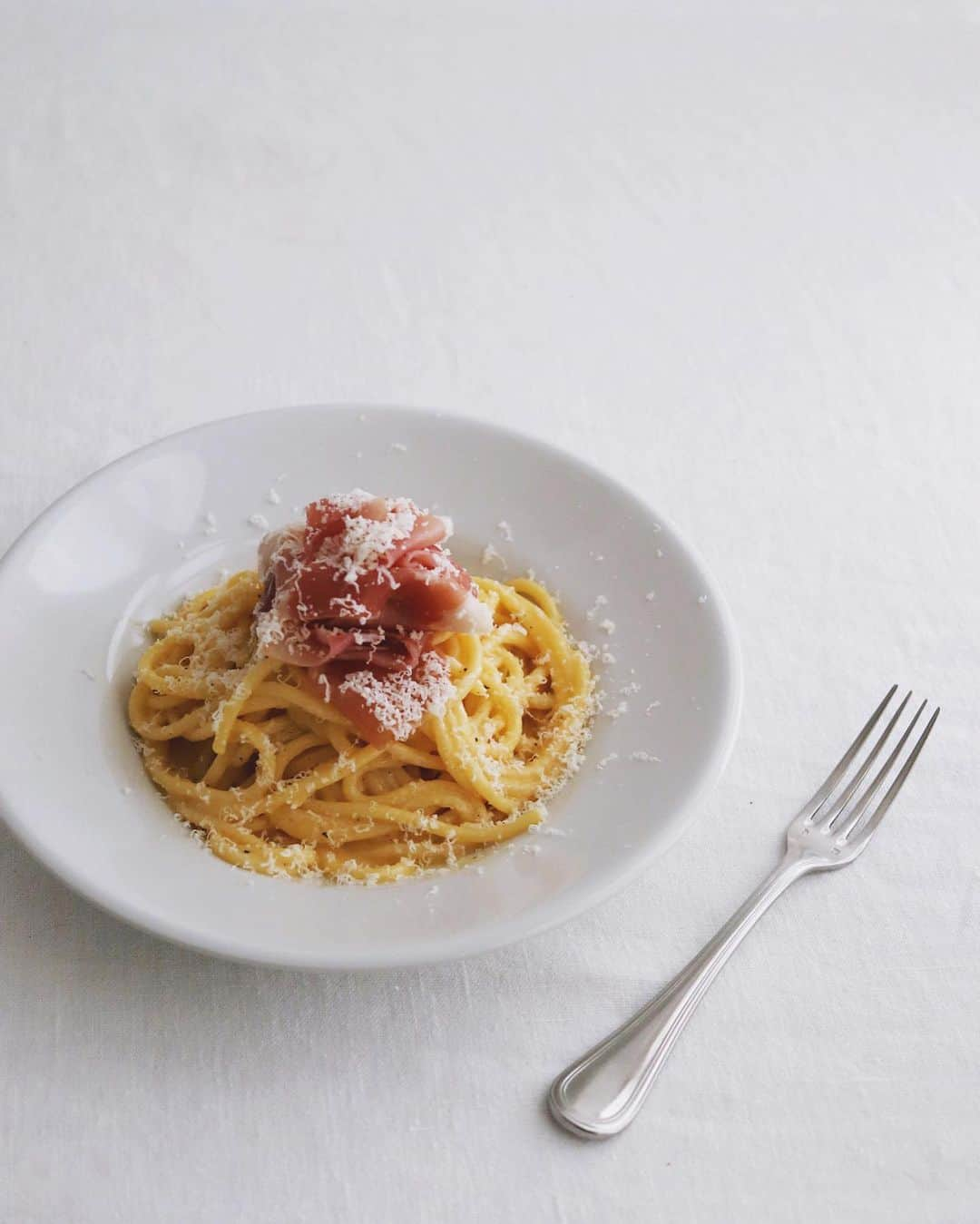 樋口正樹さんのインスタグラム写真 - (樋口正樹Instagram)「Pasta lunch . 今日のお昼はに簡単なパスタで、 卵黄とチーズを混ぜたソースに 太めのパスタをよーく絡めたら 黒胡椒、生ハム、さらにチーズ。 . . . #パスタ #まかないパスタ #手抜きパスタ #パスタ部 #パルマハム #パルミジャーノレッジャーノ #濃厚な味わい #pasta #italianfood #pastalover #lovepasta #pastaitaliana #cucinaitaliana #iloveitalianfood #passionforpasta #myfavoritepasta #parmigianoreggiano #🍝」3月1日 12時16分 - higuccini