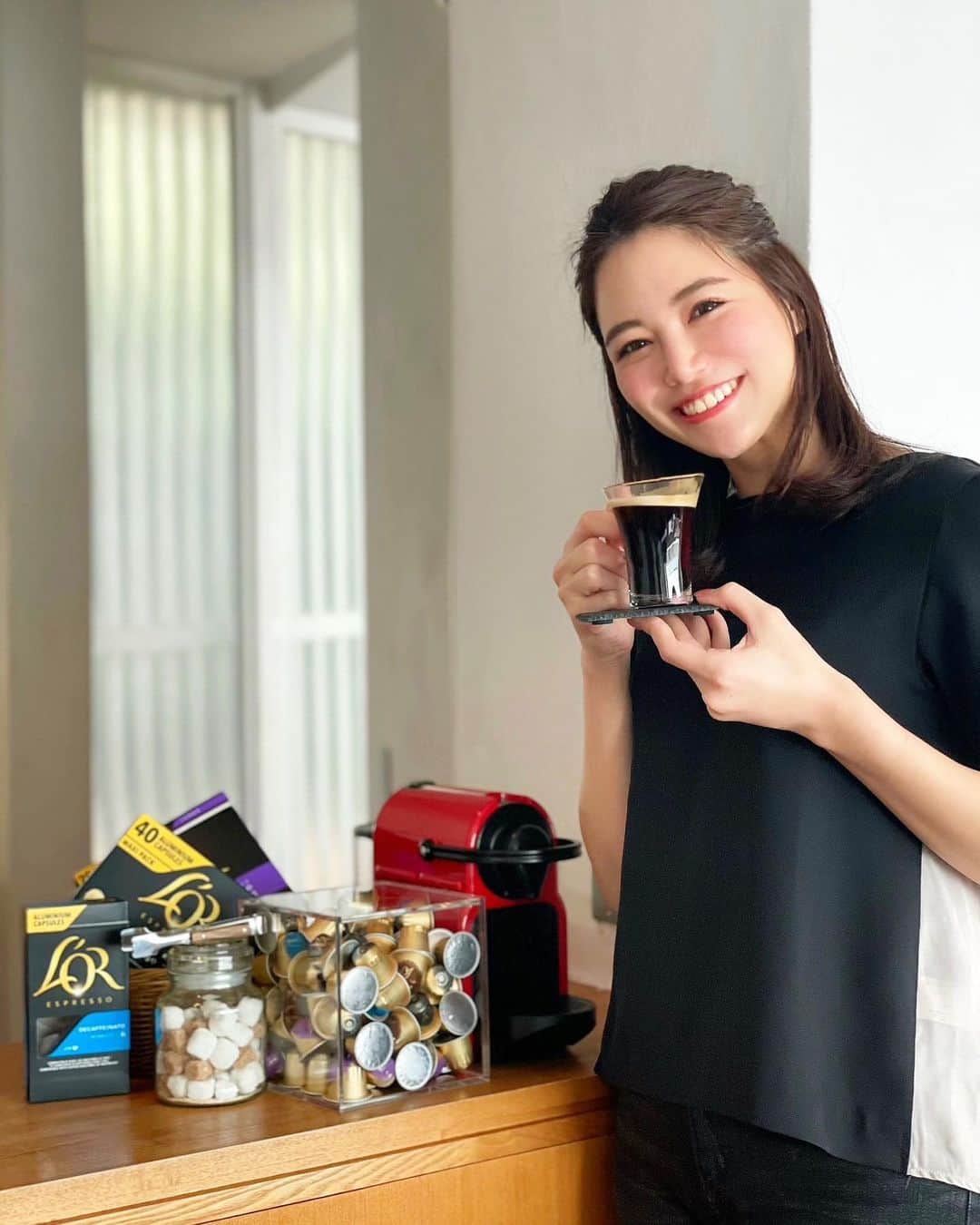 石井里奈さんのインスタグラム写真 - (石井里奈Instagram)「こんにちは☀️ . 大好きな本格コーヒーをおうちでも🏠 . ヨーロッパで265年の伝統的な歴史がある本格的なコーヒー「L'OR Espresso」がいよいよ日本市場へ💕 簡単に楽しめるカプセルコーヒーデビュー✨ . 世界38か国で販売されていてコーヒー好きにはたまらない本格ブランド❣️ 265年の歴史の中で培われた最適な焙煎、粉砕、包装技術を施し新鮮で卓越したアロマと味を提供しているの☕️❤️ グローバルシェア率トップクラスなのも納得の味わい🥺🥺 . いつも使っているネスプレッソのスタンダードマシンでも使えるカプセル✌️ . 入れた瞬間アロマ感じるコーヒーの上質の香りが心地良い❤️ 泡もふわふわで本格コーヒーがおうちで手軽に楽しめて幸せすぎました🙆‍♀️ . コーヒーの種類も豊富なのでその日の気分によって色々楽しめるのもいい☕️✨ . 今なら3月末まで2＋1キャンペーンをやっているみたい❤️近日中に @lorespresso.jp で情報公開予定です🙆‍♀️ . ぜひ試してみてね🎵 @lorespresso.jp #LOREspresso #ロールエスプレッソ #コーヒー #カプセルコーヒー #pr #おうち時間 #coffee #コーヒーのある暮らし #コーヒーメーカー #コーヒー好き #モーニングコーヒー #コーヒー好きな人と繋がりたい #coffee #デカフェ #decaffeinated #morningcoffee #カフェラテ #カフェスタグラム #アロマ #ヨーロッパ #europe #aroma #コーヒータイム #coffeetime #休憩 #リラックス #休み時間 #おやつ #お休み #おうちカフェ #おうち」3月1日 12時16分 - ri7tin1025