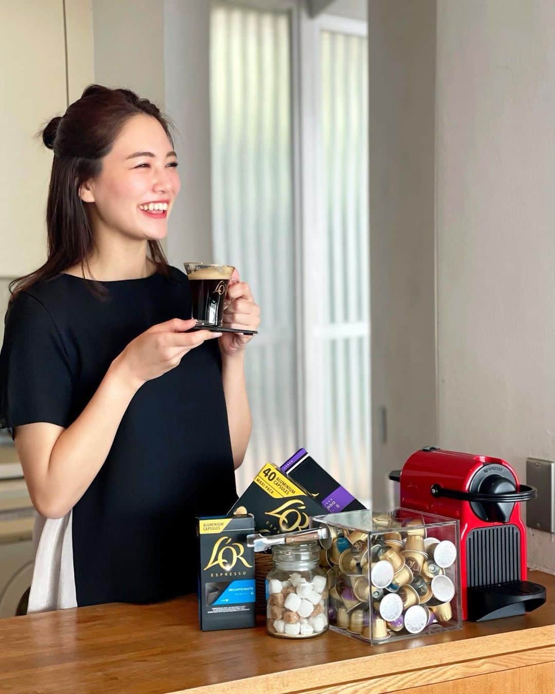 石井里奈さんのインスタグラム写真 - (石井里奈Instagram)「こんにちは☀️ . 大好きな本格コーヒーをおうちでも🏠 . ヨーロッパで265年の伝統的な歴史がある本格的なコーヒー「L'OR Espresso」がいよいよ日本市場へ💕 簡単に楽しめるカプセルコーヒーデビュー✨ . 世界38か国で販売されていてコーヒー好きにはたまらない本格ブランド❣️ 265年の歴史の中で培われた最適な焙煎、粉砕、包装技術を施し新鮮で卓越したアロマと味を提供しているの☕️❤️ グローバルシェア率トップクラスなのも納得の味わい🥺🥺 . いつも使っているネスプレッソのスタンダードマシンでも使えるカプセル✌️ . 入れた瞬間アロマ感じるコーヒーの上質の香りが心地良い❤️ 泡もふわふわで本格コーヒーがおうちで手軽に楽しめて幸せすぎました🙆‍♀️ . コーヒーの種類も豊富なのでその日の気分によって色々楽しめるのもいい☕️✨ . 今なら3月末まで2＋1キャンペーンをやっているみたい❤️近日中に @lorespresso.jp で情報公開予定です🙆‍♀️ . ぜひ試してみてね🎵 @lorespresso.jp #LOREspresso #ロールエスプレッソ #コーヒー #カプセルコーヒー #pr #おうち時間 #coffee #コーヒーのある暮らし #コーヒーメーカー #コーヒー好き #モーニングコーヒー #コーヒー好きな人と繋がりたい #coffee #デカフェ #decaffeinated #morningcoffee #カフェラテ #カフェスタグラム #アロマ #ヨーロッパ #europe #aroma #コーヒータイム #coffeetime #休憩 #リラックス #休み時間 #おやつ #お休み #おうちカフェ #おうち」3月1日 12時16分 - ri7tin1025