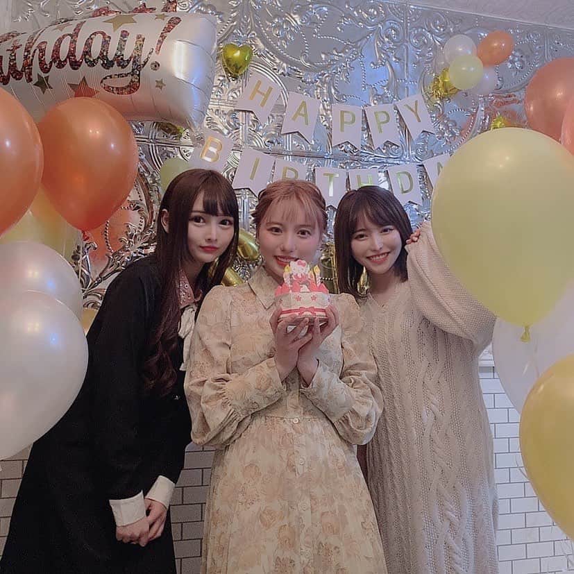跡美しゅりのインスタグラム：「ｷｬｯｷｬ！  一緒にラジオパーソナリティを！している！サキさんの誕生日会をしました！  2月29日生まれだからまだ7歳のサキさん...ばぶばぶ  12月ゲストに来てくれたここみちゃん @coco3hoshinaka も一緒にお祝いしました♪  サキさんとは6年目...長い...♡ これからも隣に居させてください♡  #AV女優 #跡美しゅり #星仲ここみ」