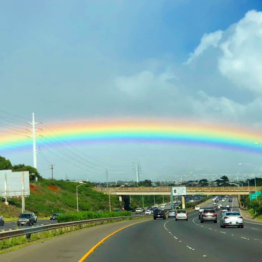 マキ・コニクソンさんのインスタグラム写真 - (マキ・コニクソンInstagram)「今日のハワイは虹祭り！🌈 きっとFianna(FiFi)もこの虹の橋を元気に渡っているんだろうね。😊  去年の8月にMake A Wishの活動をインスタにアップしたらそこに @narisachi_528  さんからコメントがありました。  “私の娘もいま難病と闘ってるんです。” って。それがきっかけで毎日のように 連絡を取り合うようになりました。  母娘をハワイに招待したかったのですが その想いも叶わず2月26日早朝 まだ15歳の若さで天に召されました。  FiFiは Cookie Cornerの チョコレートチップクッキーが大好きで 先月ハワイのカレンダーと一緒にFiFiの住むミズーリー州に届けた矢先でした。  私はまだ一度も会った事ないのに FiFiのAunty の気分です。 FiFiはハワイ行きを目標に頑張ってツラい 治療を続けて最後まで希望を捨てず あきらめないで生きて生きて生き抜きました。本当によく頑張った。  FiFiからたくさん学びました。 こうして生きてられてる自分がいます。 もぅ、感謝しかないです。 文句なんて言ってられません。  でもFiFiは苦しい事から解放されて She’s gone to a better place. ( 天国に行きました。)  FiFiはハワイの皆んなから愛されてました！ @tothesea_hawaii  @chitchathawaii  @cookiecornerhawaii  @tacos____kun  @fa_la_lara  @alohastreetcom_hawaii  私のオンラインサロンのメンバーの方々 @alohappybymaki をサポートしてくださった方々  皆さんFiFiサポート本当に 有難う御座いました！🙏🏻  Wish KidsだったFiFiは Make A Wish Missouri から本人が 欲しかったリクエストのiPhone 11を プレゼントしてもらったの！良かった！😊  だからこの虹を笑顔で渡ってる事でしょう。  お母様のサッチーさん 私達ご縁がありましたね！ これからがスタートです。 You are not alone!!  これからも宜しくお願いします。 頑張れサッチーさん！  FiFi, Please Rest In Peace 安らかに眠ってね！ FiFiが描いてくれた絵は私の宝物です。 来世で会いましょう。  FiFiちゃんのご冥福を 心よりお祈り申し上げます。🙏🏻」3月1日 12時25分 - makikonikson