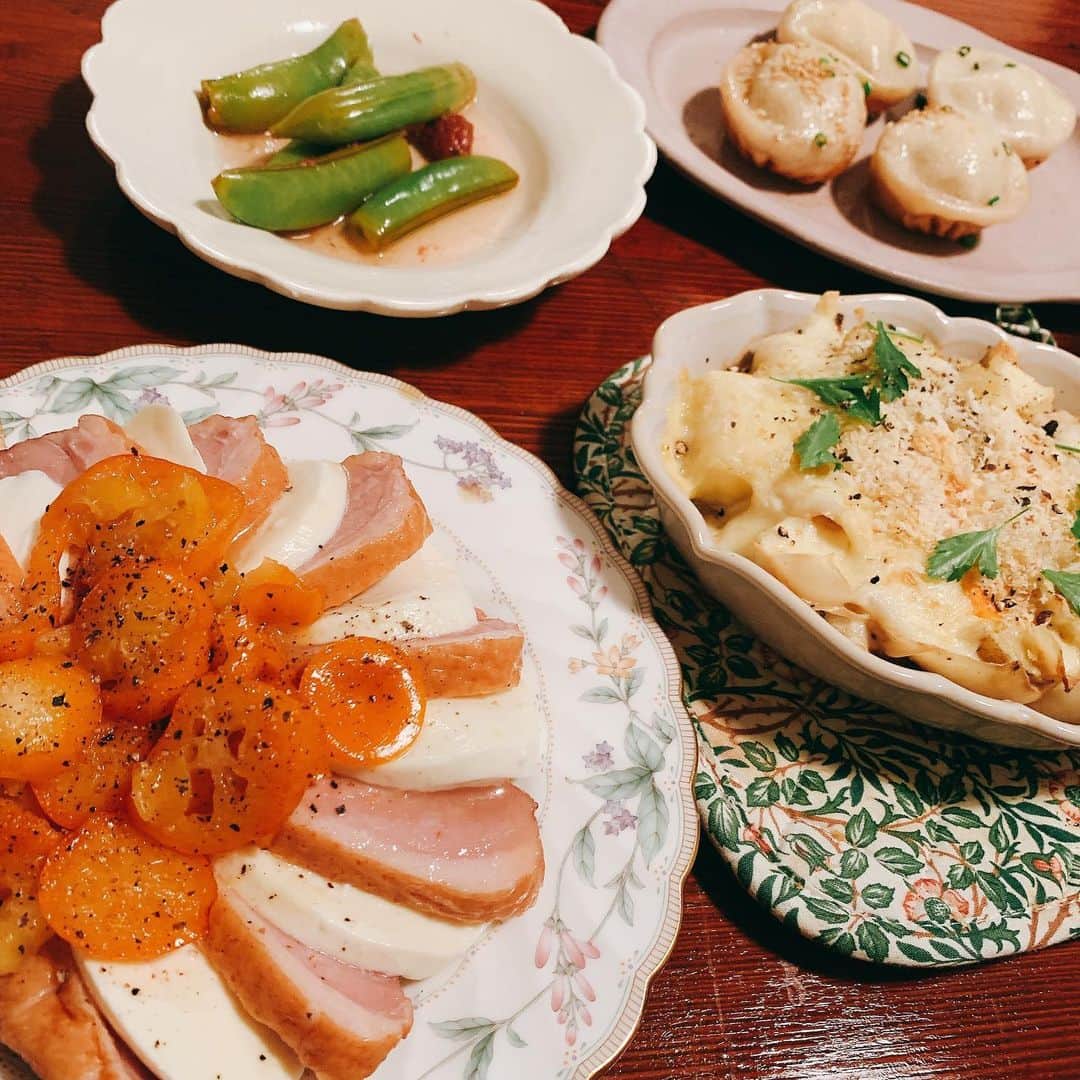 谷口菜津子のインスタグラム：「晩酌 ・ ・ 鴨肉のスモークとモッツァレラチーズ金柑ソースがけ、昨日作ったエンドウの梅おひたし、百合根と新じゃが新玉ねぎのグラタン、買った小籠包 ・ ・ 金柑を輪切りにしてバターと砂糖と水で煮たソースが鴨肉とモッツァレラに合ってめちゃくちゃ美味しかった！ よかったー ・ ・ #晩酌　#金柑　#百合根」