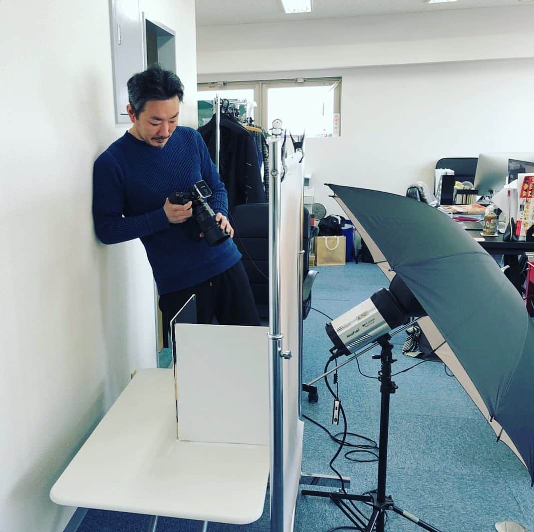 宇田川大輔のインスタグラム：「本日の職場。#photooftheday  #stillshooting  #商品撮影　#ブツ撮り　#奥渋撮影」