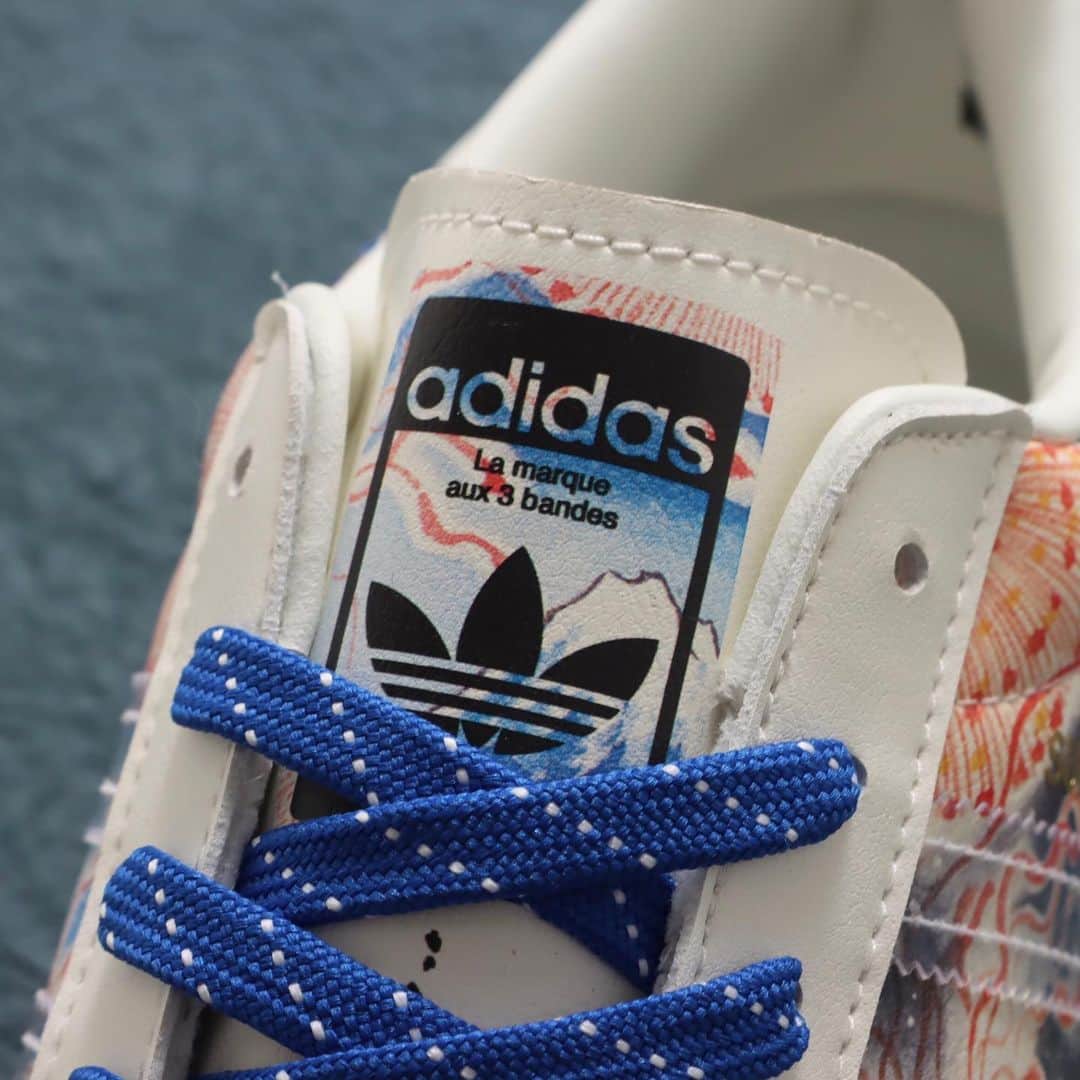 アトモスさんのインスタグラム写真 - (アトモスInstagram)「. atmos×adidas Originals×Three Tides Tattoo “UKIYOEMON”による粋な和柄を落とし込んだ『adidas Originals SST atmos ”Mt.Fuji”』が登場。今回はadidasを代表するSUPERSTARをモデルに採用し、UKIYOEMON(Three Tides Tattoo)とatmosによるスペシャルなモデルとなっている。アッパー全体に日本を象徴する富士山と雅な花火が描かれ、インサイドとアウトサイドで雰囲気が異なるグラフィックアートが落とし込まれています。シューレースは日本の藍を想起させる鮮やかなカラーを採用、ヒールについたカタカナのタグは「東京から世界へスニーカーカルチャーを発信する」atmosのコンセプトを体現しています。また本商品の発売を記念して、adidas Originalsの定番トラックトップにatmosとTHREE TIDES TATTOOによる日本をイメージしたグラフィックを大胆に背面に落とし込んだスペシャルなモデルも販売。グラフィックはこの為に描き下ろされ、シューズに因んだコンセプトデザインに。THREE TIDES TATTOOのグラフィックにより、また一味違ったトラックトップに仕上がっています。 本商品は2020年3月6日(土)より発売、2020年3月1日(月)よりatmos-tokyo.comにて抽選受付開始いたします。特集ページ内のatmos TVは19時より公開。 . "adidas Originals SST atmos" Mt.Fuji "" with a stylish Japanese pattern by atmos x adidas Originals x Three Tides Tattoo "UKIYOEMON" is now available. This time, SUPER STAR, which represents adidas, is adopted as a model, and it is a special model by UKI YOEMON (Three Tides Tattoo) and atmos. Mt. Fuji, which symbolizes Japan, and elegant fireworks are drawn on the entire upper, and graphic art with different atmospheres inside and outside is dropped. The shoelace uses bright colors reminiscent of Japanese indigo, and the katakana tag on the heel embodies the atmos concept of "transmitting sneaker culture from Tokyo to the world." In commemoration of the release of this product, a special model with a Japanese-inspired graphic by atmos and THREE TIDES TATTOO boldly dropped on the back of the standard track top of adidas Originals is also on sale. The graphics have been drawn for this purpose, creating a concept design associated with shoes. The THREE TIDES TATTOO graphic makes the track top a little different. This product will be on sale from Saturday, March 6, 2020, and lottery will be accepted at atmos-tokyo.com from Monday, March 1, 2020. . #adidas #threetidestattoo #atmos #superstar #アディダス #スーパースター #アトモス」3月1日 12時30分 - atmos_japan