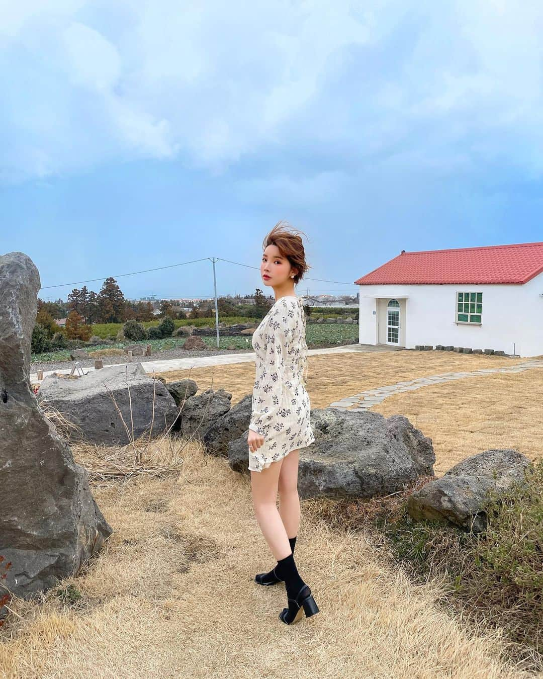 Chuuさんのインスタグラム写真 - (ChuuInstagram)「CHUU in Jeju 가장 인기 많은 베스트 원피스✨ 업뎃 전부터 츄멤님들의 문의가 정말 많았던 원피스인데 업뎃 하자마자 주문  많이 해주고 계시네요🙊 자연스러운 링클과 뒷부분 리본 스트랩 디테일로 매력 있는 디자인의 원피스에요💚 얼마 안 남은 10% 할인 프리오더로 빠르게 만나보세요✨  #chuu#츄#chuu_in_jeju #lovely_daily_look_chuu」3月1日 12時32分 - chuu_official