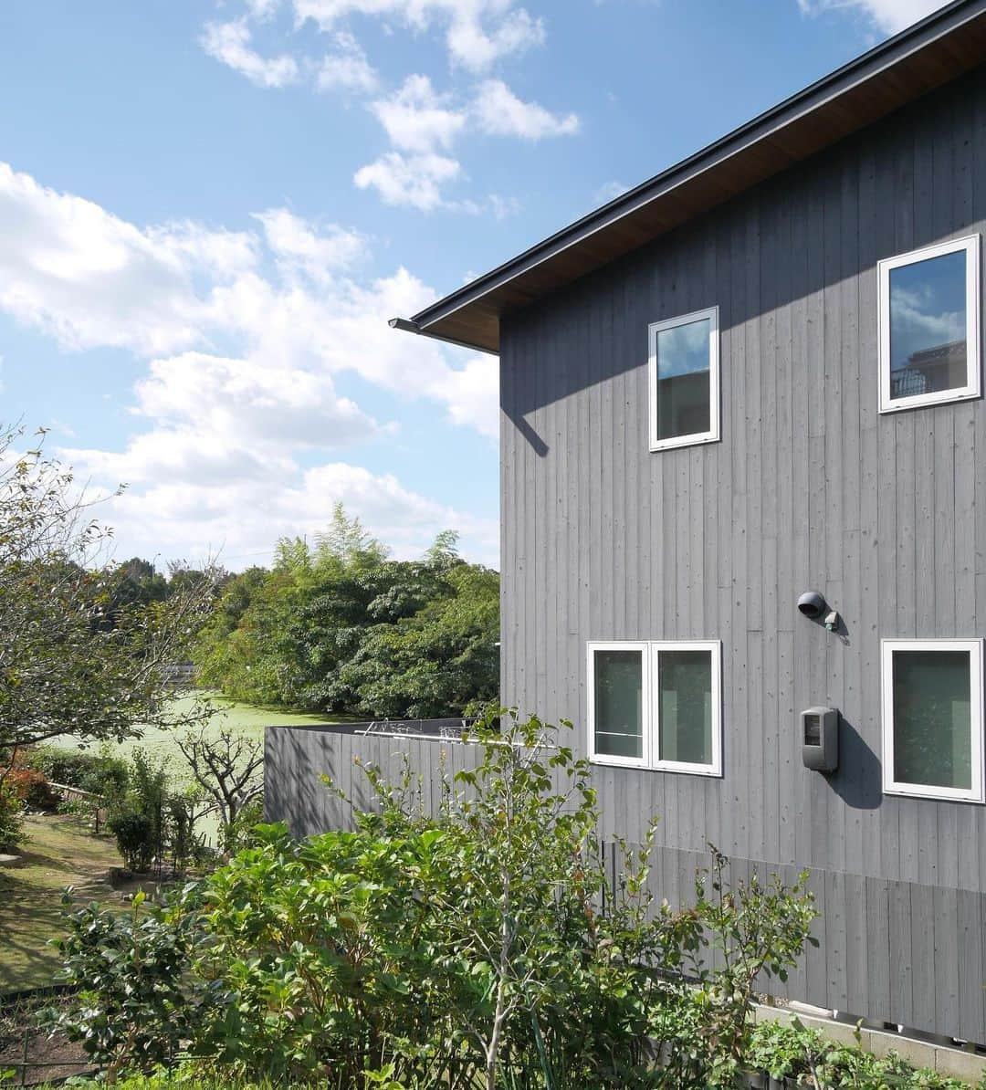 アイトフース | 北欧住宅｜注文住宅｜広島・岡山・山口さんのインスタグラム写真 - (アイトフース | 北欧住宅｜注文住宅｜広島・岡山・山口Instagram)「\完成見学会のお知らせ/﻿ 「こんな暮らしがしたい！」からの住まいづくり【要予約制】﻿ ﻿ この度、お施主様のご厚意により﻿3/13～16の4日間で完成見学会を開催させていただくこととなりました。﻿ インスタグラムをご覧いただいたことから「こんな暮らしがしたい！」と建築に至ったM様の住まい。空間に調和したオーダーキッチンや、家具・照明計画、上部吹き抜けのランドリールームなど、今回も見どころ満載です。 今回はオンライン見学も同時に開催いたします。遠方からはなかなか参加が難しい…という方もこの機会にぜひご自宅からご参加ください。 ※写真はイメージに近い過去の施工例です。  ----------  東広島｜焼杉外壁の家﻿ 開催日▷3/13(土) - 3/16(火) ﻿ ※時間枠・オンライン見学などの詳しい情報はWEB( @aitohus )にてご覧ください。﻿ 同時間に1組様のみのご案内とさせていただくため﻿枠に限りがございます。(1日10組様限定)﻿ 予めご了承ください。 ----------﻿  #自然素材の家 #無垢材 #漆喰壁 #焼杉外壁 #木製サッシ #パッシブハウス #時短家事 #暮らしを楽しむ #北欧家具 #北欧デザイン #北欧住宅 #和と北欧  #新築 #新築計画 #広島新築 #マイホーム  #家づくり #注文住宅 #広島注文住宅 #岡山注文住宅 #アイトフースライフ #施工事例 #完成見学会」3月1日 12時35分 - aitohus