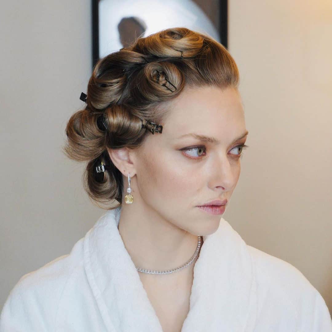 Vogue Beautyさんのインスタグラム写真 - (Vogue BeautyInstagram)「Amanda Seyfried (@mingey) paid homage to old Hollywood at the #GoldenGlobes with soft, 1940s-inspired waves and a perfectly peachy makeup look.  Tap the link in our bio for all the details about how her go-to collaborators created the look—and, more importantly, the products they used so you can recreate it yourself. #regram @renatocampora」3月1日 12時35分 - voguebeauty