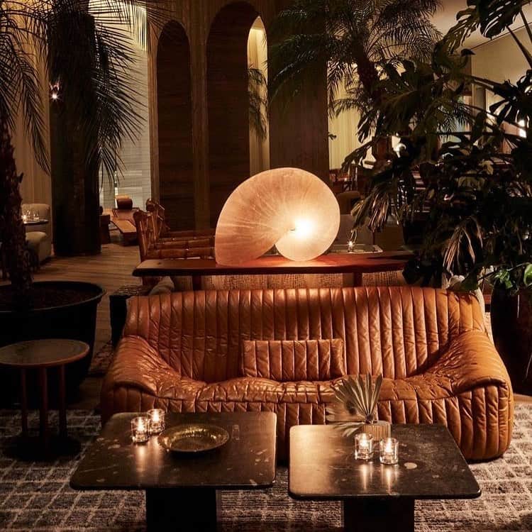 Meganのインスタグラム：「@kellywearstler genius at @santamonicaproper 🐚 . . . . #kellywearstler #santamonica #interiordesign #shelllamp #properhotels」