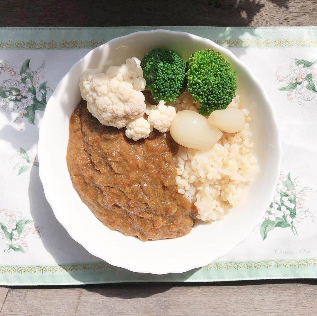 白羽ゆりさんのインスタグラム写真 - (白羽ゆりInstagram)「私の好きな美容飯☺︎  人参ジュース🥕  人参。 りんご。 レモン。  カレー🍛 玉葱(バターで炒める) 鶏肉 ジュース残りの野菜の繊維。 カレールー。  スロージューサーで人参ジュースを作りました。残りの野菜の繊維の方はカレーへ。ご飯は玄米に少しもち米が入ってます。今回はカレールーのみですが、いつもは色んなスパイスを入れて楽しんでます！  😋おすすめです😋」3月1日 12時42分 - yurishirahane