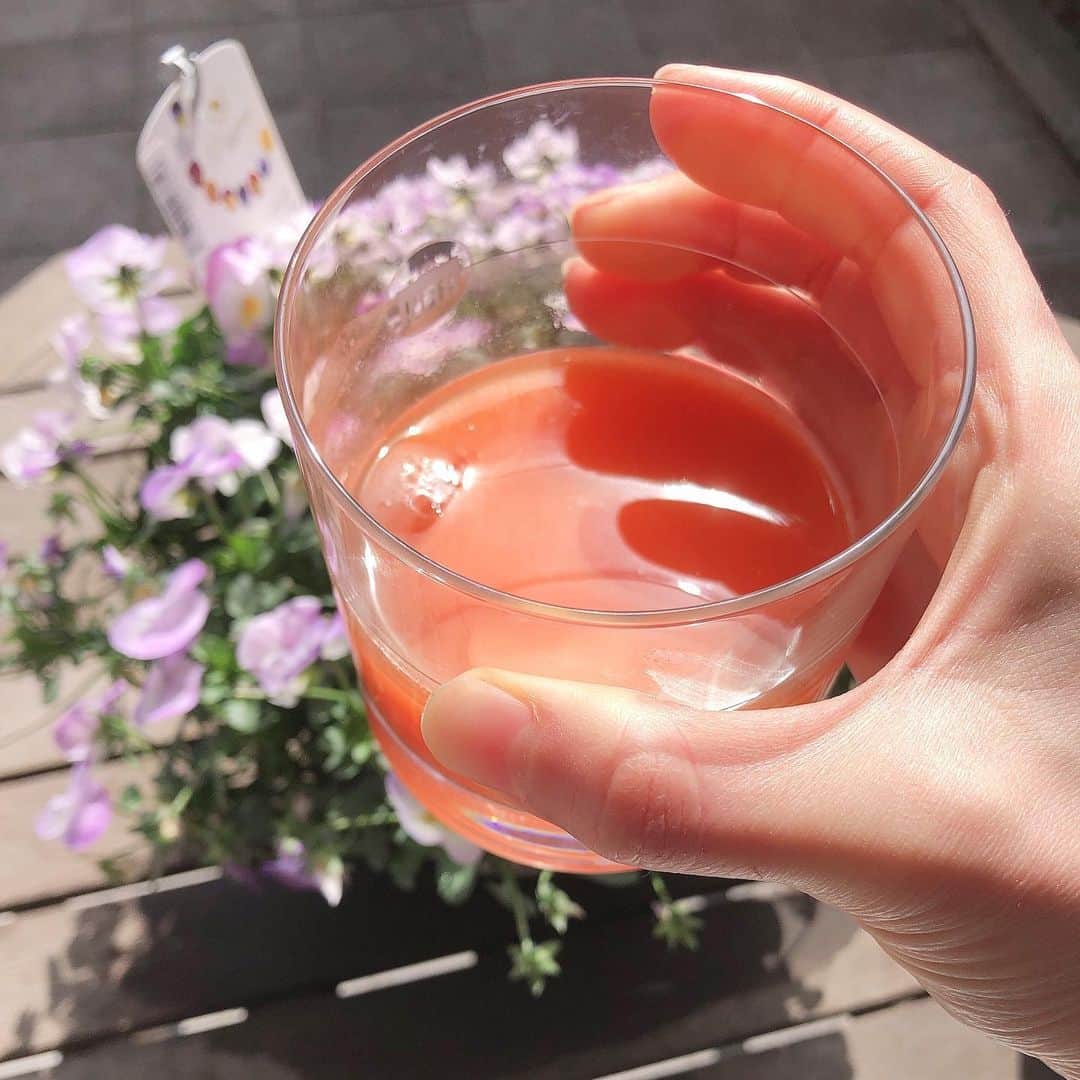 白羽ゆりのインスタグラム：「私の好きな美容飯☺︎  人参ジュース🥕  人参。 りんご。 レモン。  カレー🍛 玉葱(バターで炒める) 鶏肉 ジュース残りの野菜の繊維。 カレールー。  スロージューサーで人参ジュースを作りました。残りの野菜の繊維の方はカレーへ。ご飯は玄米に少しもち米が入ってます。今回はカレールーのみですが、いつもは色んなスパイスを入れて楽しんでます！  😋おすすめです😋」