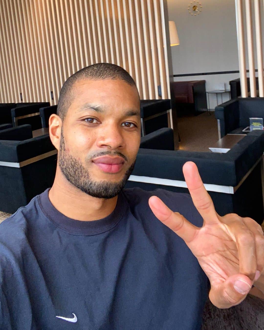 カルフィン・ヨン・ア・ピンのインスタグラム：「私は日本に到着しました。 私はトレーニングをして2週間家にいました。 水曜日にチームに報告します。 この時代の旅はとても不思議です。 まるで自分だけの空港があるようです😅  I finally arrived in Japan and almost finished my quarantine. I’ll report to the team on Wednesday. Traveling in these times is very surreal. It’s like I have a whole airport just for myself 😅」