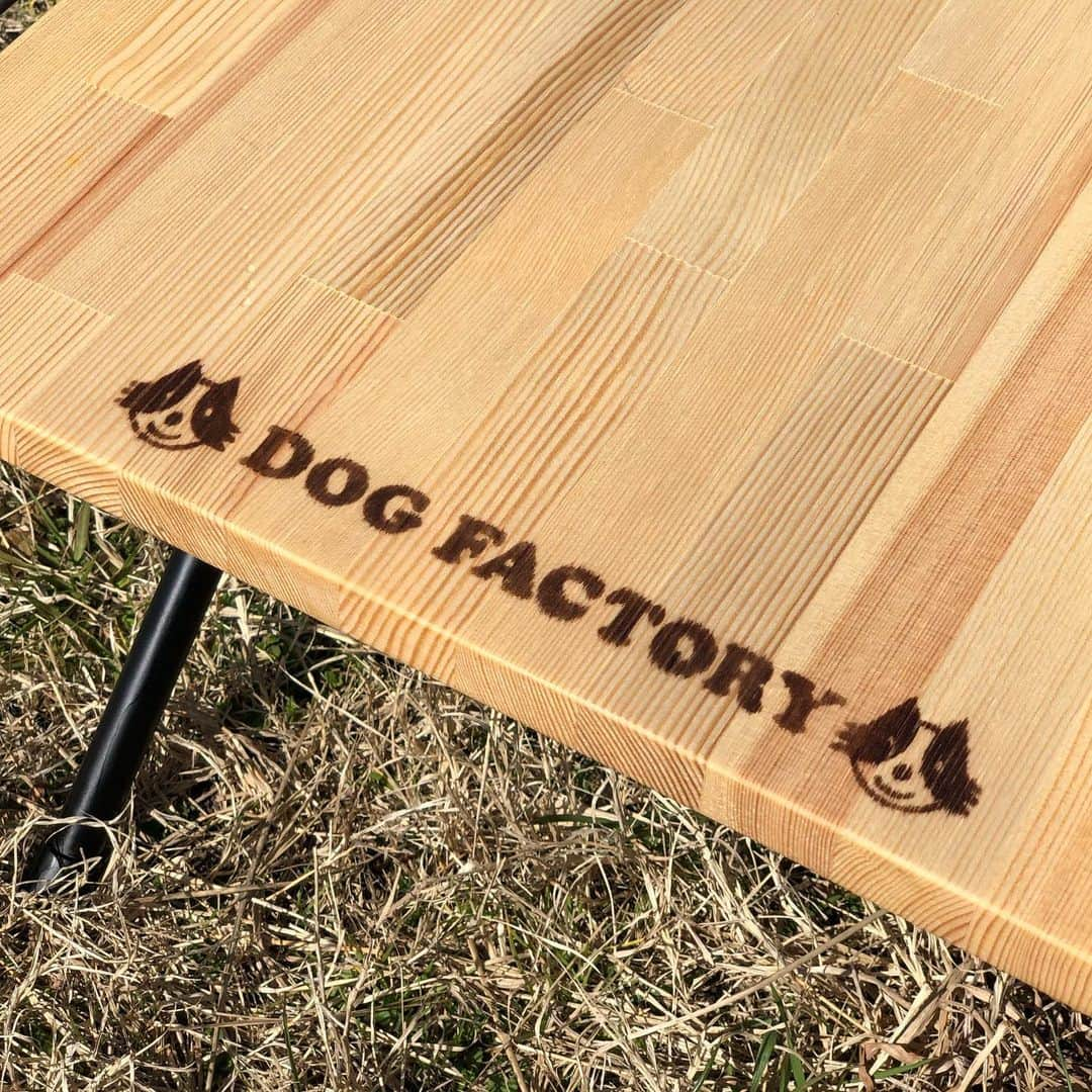 Dogfactoryさんのインスタグラム写真 - (DogfactoryInstagram)「キャンプ用に古いテーブルをリメイク。 脚をつや消しのブラックで塗り直し、天板を集合材の板に変更。天板のサイドにはスチールのハンギングバーを取り付けた。 ロゴをステインオイルで入れて、蜜蝋ワックスで防水加工してみた。 ホールディングチェアと高さも程よく仕上がった。帆布で収納ケースを作る予定。」3月1日 12時44分 - dogfactory_japan