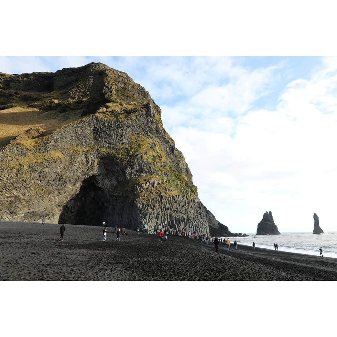 テレビ朝日「世界の街道をゆく」さんのインスタグラム写真 - (テレビ朝日「世界の街道をゆく」Instagram)「アイスランドの街道を走ります。レイニスフィヤラと呼ばれる海岸にやって来ました。火山が生み出した玄武岩を、波が長い年月をかけて削り造り出した黒い砂浜に白い波が打ち寄せています。青年がその眺めに目を丸くしていました。 ラグーンを抜け、海岸線を走ると、聳り立つ断崖がありました。よく見ると岩肌に模様が刻まれています。これはマグマが冷やされて固結して出来た、柱状節理という珍しい地形です。訪れた人々は、火山の噴火と海が造り上げた造形に目を見張ります。 女性が、「アイスランドは、壮大な地球の営みに触れる事が出来る国だ」と呟きました。  #世界の街道をゆく #キヤノン #テレビ朝日 #坂東巳之助 #canon 写真　#狩野喜彦 #大自然と人が息づく北国の道 #アイスランド #レイニスフィヤラ #ICELAND #republicoficeland #LýðveldiÍsland #Reynisfjara」3月1日 12時55分 - tvasahi_kaidou