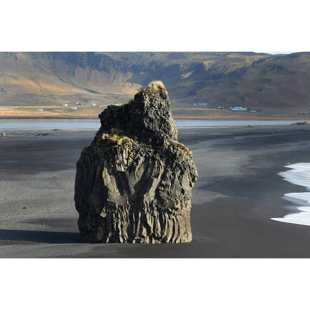 テレビ朝日「世界の街道をゆく」さんのインスタグラム写真 - (テレビ朝日「世界の街道をゆく」Instagram)「アイスランドの街道を走ります。レイニスフィヤラと呼ばれる海岸にやって来ました。火山が生み出した玄武岩を、波が長い年月をかけて削り造り出した黒い砂浜に白い波が打ち寄せています。青年がその眺めに目を丸くしていました。 ラグーンを抜け、海岸線を走ると、聳り立つ断崖がありました。よく見ると岩肌に模様が刻まれています。これはマグマが冷やされて固結して出来た、柱状節理という珍しい地形です。訪れた人々は、火山の噴火と海が造り上げた造形に目を見張ります。 女性が、「アイスランドは、壮大な地球の営みに触れる事が出来る国だ」と呟きました。  #世界の街道をゆく #キヤノン #テレビ朝日 #坂東巳之助 #canon 写真　#狩野喜彦 #大自然と人が息づく北国の道 #アイスランド #レイニスフィヤラ #ICELAND #republicoficeland #LýðveldiÍsland #Reynisfjara」3月1日 12時55分 - tvasahi_kaidou