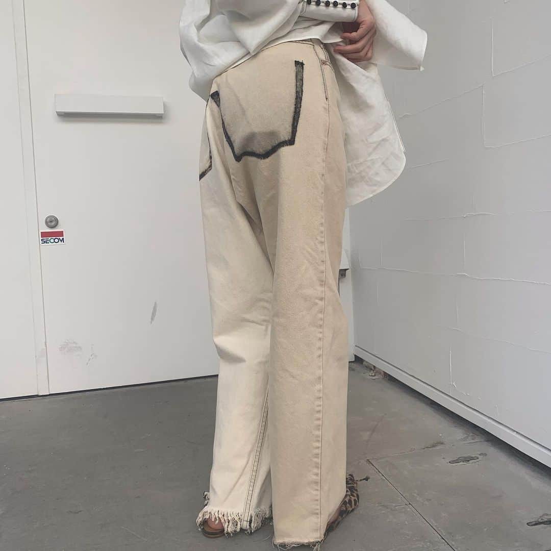 のインスタグラム：「🪐NEW ARRIVAL🪐﻿ ﻿ 《 JUN MIKAMI 》﻿ アンガルカブラウス﻿ ￥63,800（税込）﻿ ﻿ 《  77circa 》﻿ 別注 circa make fringe denim pants﻿ ￥26,400（税込）﻿ ﻿ 《 JUN MIKAMI 》﻿ リネンリブタンクトップ﻿ ￥19,800（税込）﻿ ﻿ 《 PIPPICHIC 》﻿ Remy MULE 2 - leopard -﻿ ￥33,000（税込）﻿ ﻿ スタッフ身長158cm﻿ ﻿ ﻿ オフィシャルサイトの在庫と店頭在庫は共有しております。﻿ 商品に関しましては、お気軽にコメントや店舗までお問い合わせください。﻿ ⬇︎⬇︎⬇︎﻿ @ann_de_ark  @arknets_official﻿ #fashion #栃木 #宇都宮 #ショップ  #arknets #anndeark #annstyling #anncode #JUNMIKAMI #77circa #PIPPICHIC」