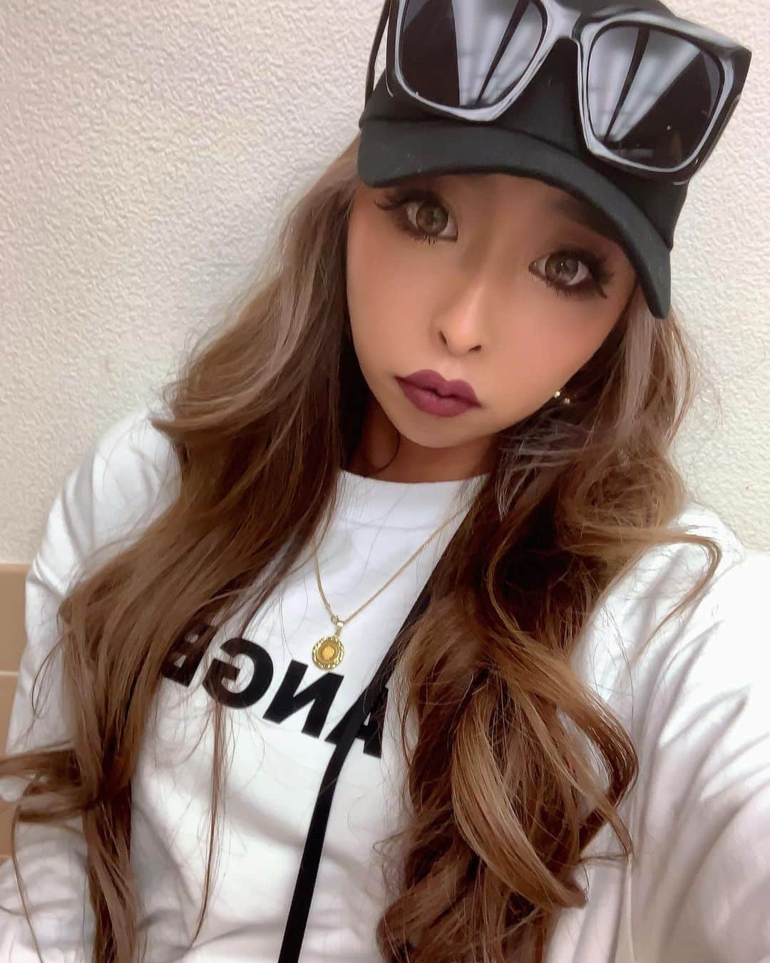 まあーか（まかたん）のインスタグラム：「. お昼にガソリン入れたら🍺 しっかり酔ってる面してんのえぐいてえぇぇえええ🤪 今週も長野🏂inしますぅうー .  #selfie#黒肌 #instagood #follow  #海外ファッション#ootd#セルフィー#エステ#ギャル #トレーニング #尻トレ #眉アートメイク #エステ#美肌ケア#美容#サロン#カラコン#バレイヤージュ#2021#スノボー#グラトリ#長野#白樺#snowboarding#グラトリ女子 #スノボー女子 #冬スポーツ#technine #thirtytwo #deathlabel #🏂」