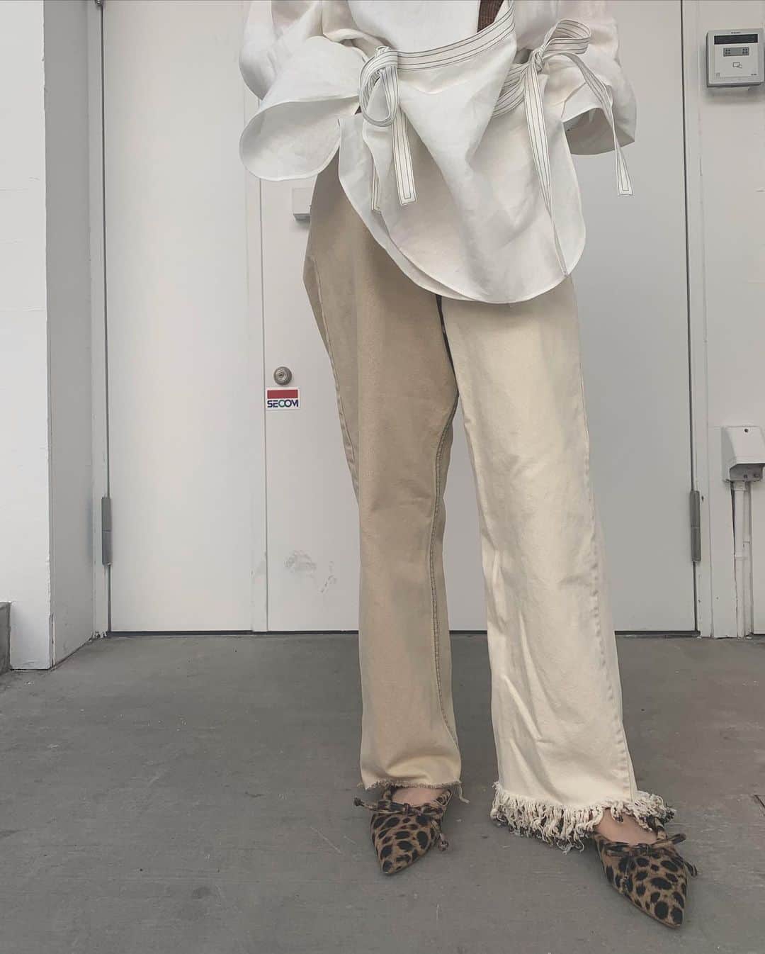 のインスタグラム：「🪐NEW ARRIVAL🪐﻿ ﻿ 《 JUN MIKAMI 》﻿ アンガルカブラウス﻿ ￥63,800（税込）﻿ ﻿ 《  77circa 》﻿ 別注 circa make fringe denim pants﻿ ￥26,400（税込）﻿ ﻿ 《 JUN MIKAMI 》﻿ リネンリブタンクトップ﻿ ￥19,800（税込）﻿ ﻿ 《 PIPPICHIC 》﻿ Remy MULE 2 - leopard -﻿ ￥33,000（税込）﻿ ﻿ スタッフ身長158cm﻿ ﻿ ﻿ オフィシャルサイトの在庫と店頭在庫は共有しております。﻿ 商品に関しましては、お気軽にコメントや店舗までお問い合わせください。﻿ ⬇︎⬇︎⬇︎﻿ @ann_de_ark  @arknets_official﻿ #fashion #栃木 #宇都宮 #ショップ  #arknets #anndeark #annstyling #anncode #JUNMIKAMI #77circa #PIPPICHIC」