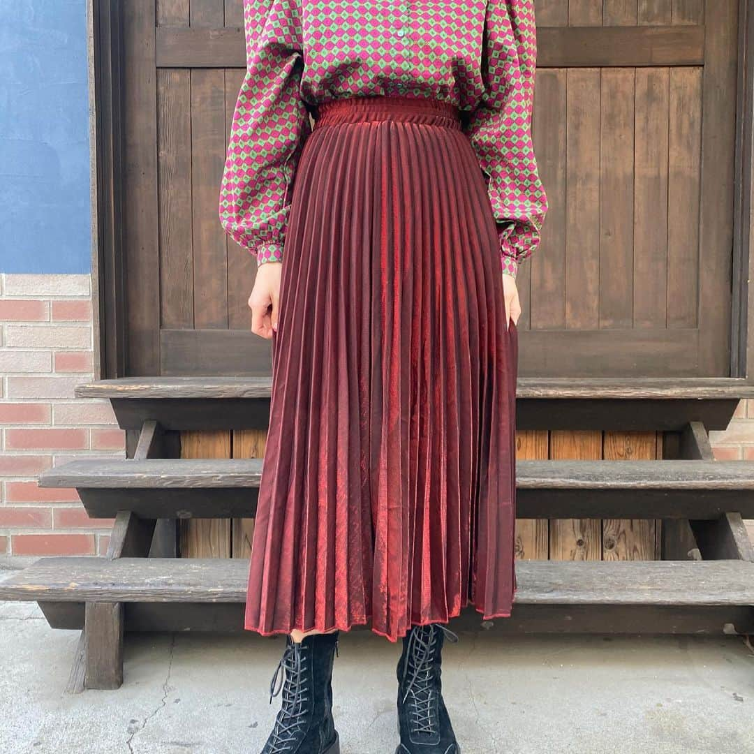 PUNK CAKEさんのインスタグラム写真 - (PUNK CAKEInstagram)「•cape collar black denim coat •round collar diamond pattern blouse •shiny red pleats skirt  #punkcake  #vintage #vintageclothing  #80sfashion  #古着 #古着コーデ  #古着女子 #レディース古着　 #原宿 #harajuku  #harajukufashion  #原宿古着屋 #東京古着屋  #古着屋巡り #古着通販」3月1日 12時54分 - punk_cake