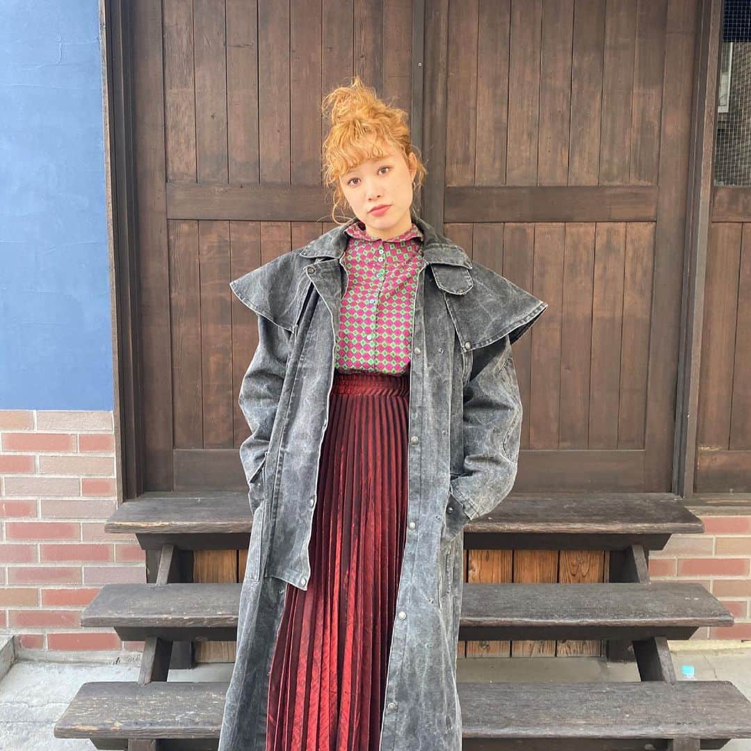 PUNK CAKEのインスタグラム：「•cape collar black denim coat •round collar diamond pattern blouse •shiny red pleats skirt  #punkcake  #vintage #vintageclothing  #80sfashion  #古着 #古着コーデ  #古着女子 #レディース古着　 #原宿 #harajuku  #harajukufashion  #原宿古着屋 #東京古着屋  #古着屋巡り #古着通販」