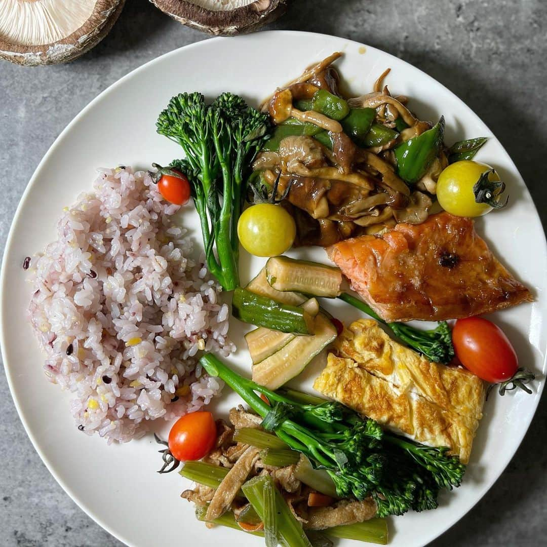 土肥ポン太のインスタグラム：「今回は、十六穀米のご飯、なめこ、柿の木茸と甘長ししとうの中華風炒め、鮭のハラス焼き、だし巻き、八尾若ごぼうの炒め煮、間にスティックセニョールとミニトマト。サラダではないけど、ヘルシー👍  #サラダ #サラダ部 #サラダチキン #サラダランチ #サラダ弁当 #サラダ好き #サラダ大好き #サラダ生活 #サラダプレート #美味しい #健康 #ダイエット #salad #salada #salads #saladlove #saladlover #saladlife #saladporn #saladdays #saladtime #food #foodporn #foodie #foodstagram #foodasia#fruit#vegetable#Japan#果物」