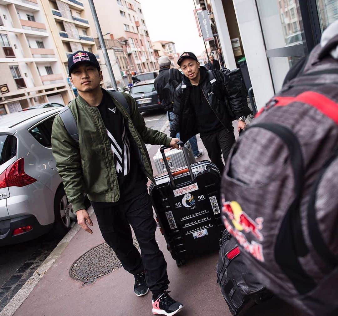 野中泰輔のインスタグラム：「Memories 📖👜✈️  #bboytaisuke #redbull #g_shock  #makavelic #ozracing #thefloorriorz #ftheb #jmb #flexdream」
