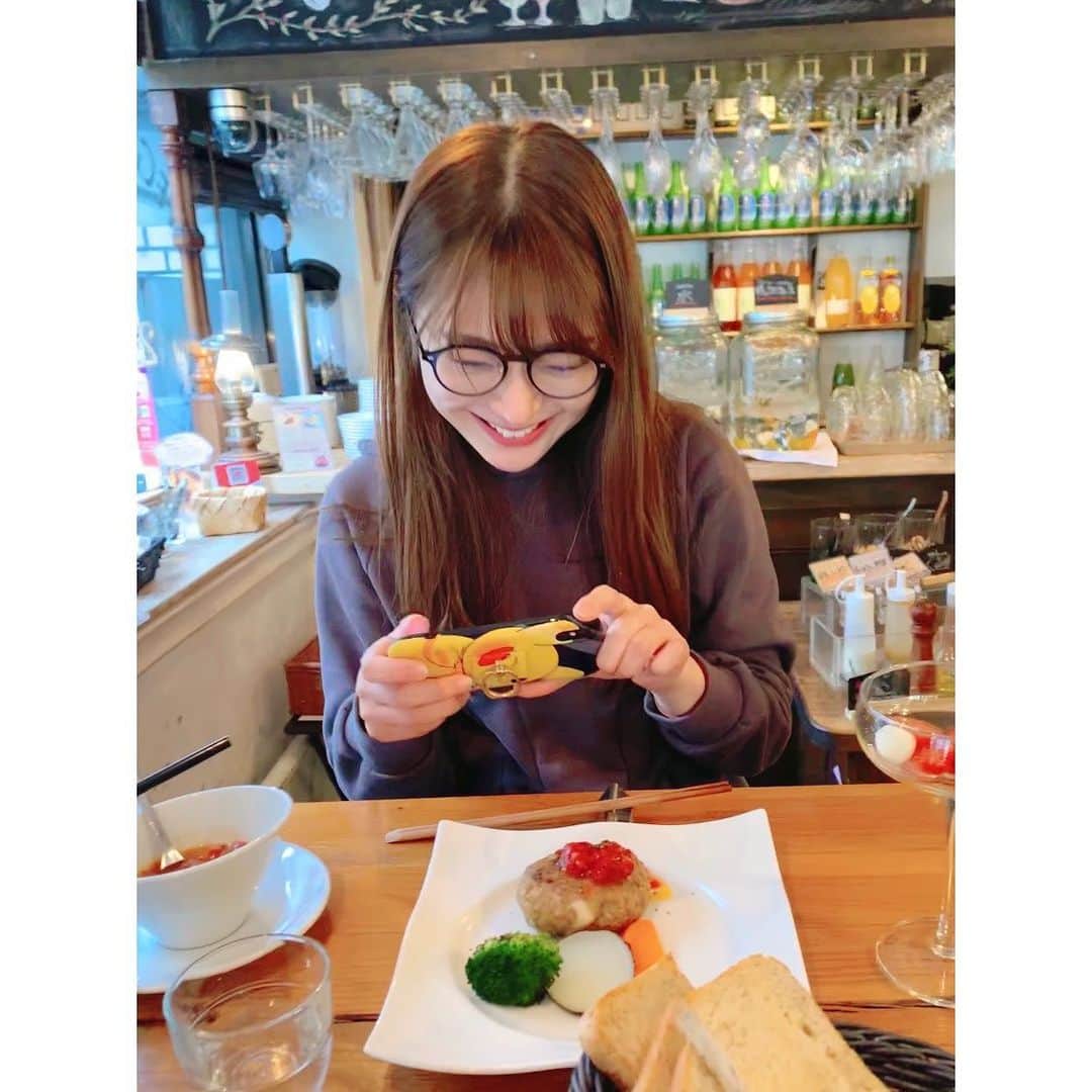 長谷川かすみのインスタグラム：「だいぶ前だけど、 ヴィーガンのハンバーグをいただきました😌  ヴィーガンって言葉を久しぶりに使ったから、最初ヴァーガンディーって言ってしまってて笑った😂  表参道はお洒落なお店が多くて楽しいです🙆‍♀️  それにしても楽しそうに写真撮るね、私😉笑  #表参道カフェ #表参道ランチ #ヴィーガン料理」