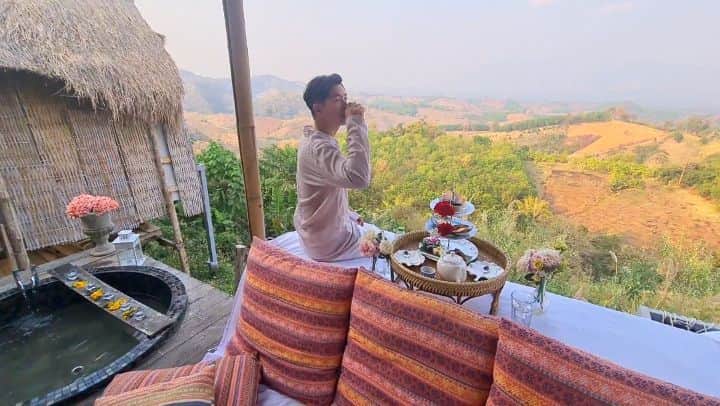 アイス・サランユーのインスタグラム：「หนึ่งในจุดหมายของนักเดินทาง หลายๆคน @campkewmuang  สมคำล่ำลือ  #แคมป์กิ่วม่วง  #น่าน #เที่ยวทั่วไทยกับไอซ์ศรัณยู」