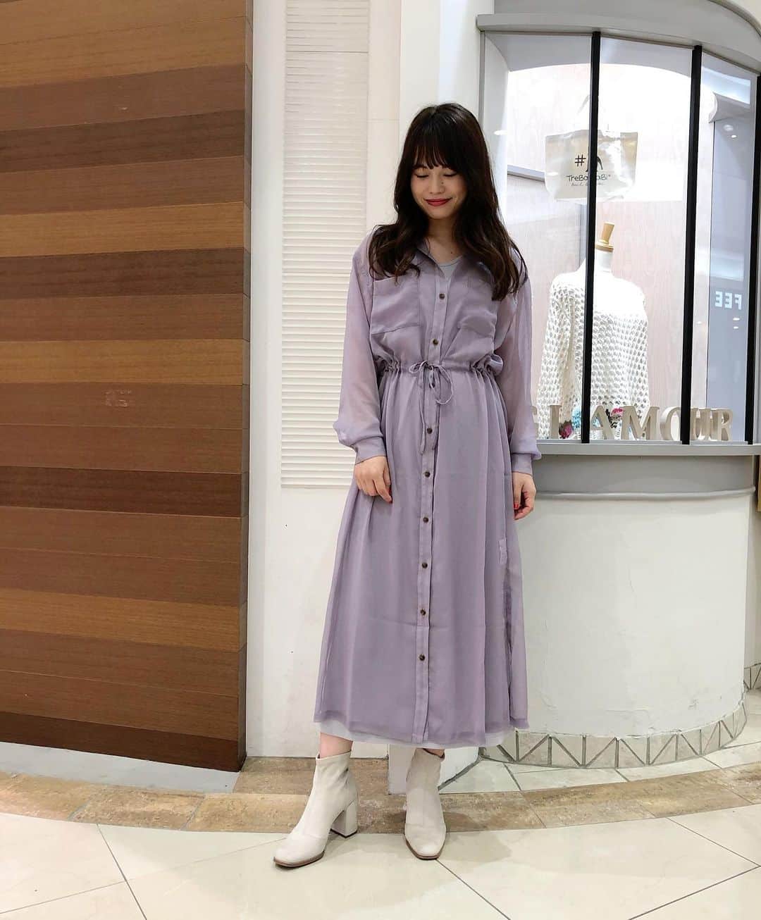 新谷美奈のインスタグラム：「Nina mew Spring Collection🌷﻿ ﻿ 今日から3月がスタート🐝﻿ ぽっかぽかで気持ちがいいお天気ですね🌷☺️﻿ ﻿ 春の足音が一歩一歩近づいてきて﻿ 心躍るこの季節🌸﻿ 透け感で春を感じるシアーシャツが大人気です！﻿ ﻿ Nina mew﻿ one-piece ¥27,000+tax﻿ (インナーワンピースとセットです)﻿ ﻿ @ninamew_official#Ninamew#ニーナミュウ#セレクトショップ#selectshop」