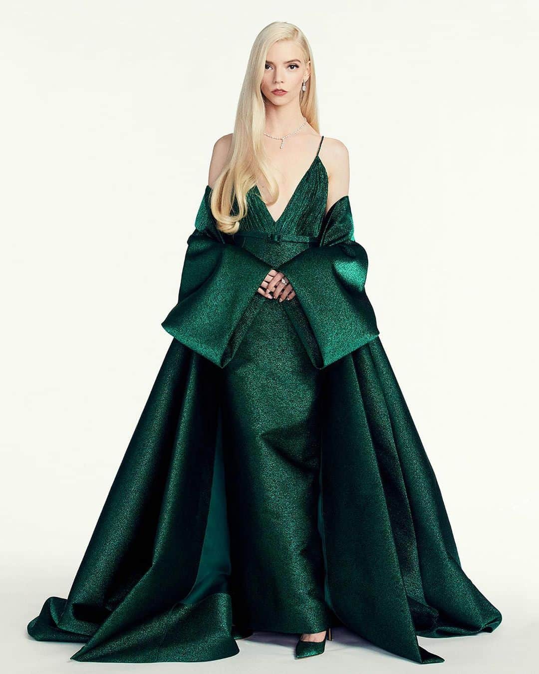 Harper's BAZAARさんのインスタグラム写真 - (Harper's BAZAARInstagram)「@AnyaTaylorJoy, newly minted Golden Globe winner for her lead role in #TheQueensGambit, declared the side part is not over at tonight’s ceremony. The actress paired her custom emerald @Dior Haute Couture gown with @tiffanyandco jewels and a sleek hairstyle. It’s a win for side part-lovers and chess players everywhere, tonight. Link in bio for more details on her look.⁣ ⁣ Photo: @samidrasin」3月1日 13時30分 - harpersbazaarus