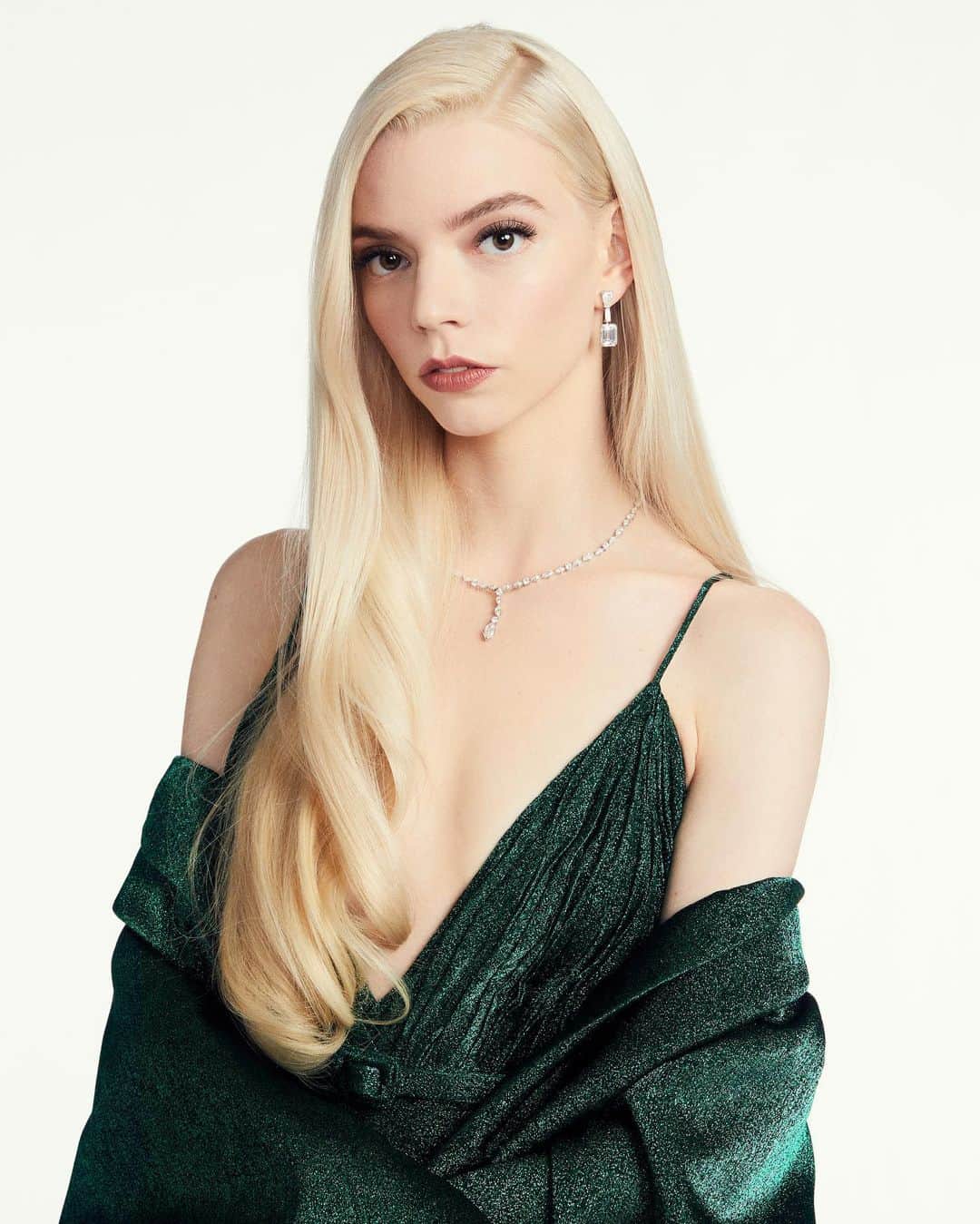 Harper's BAZAARのインスタグラム：「@AnyaTaylorJoy, newly minted Golden Globe winner for her lead role in #TheQueensGambit, declared the side part is not over at tonight’s ceremony. The actress paired her custom emerald @Dior Haute Couture gown with @tiffanyandco jewels and a sleek hairstyle. It’s a win for side part-lovers and chess players everywhere, tonight. Link in bio for more details on her look.⁣ ⁣ Photo: @samidrasin」