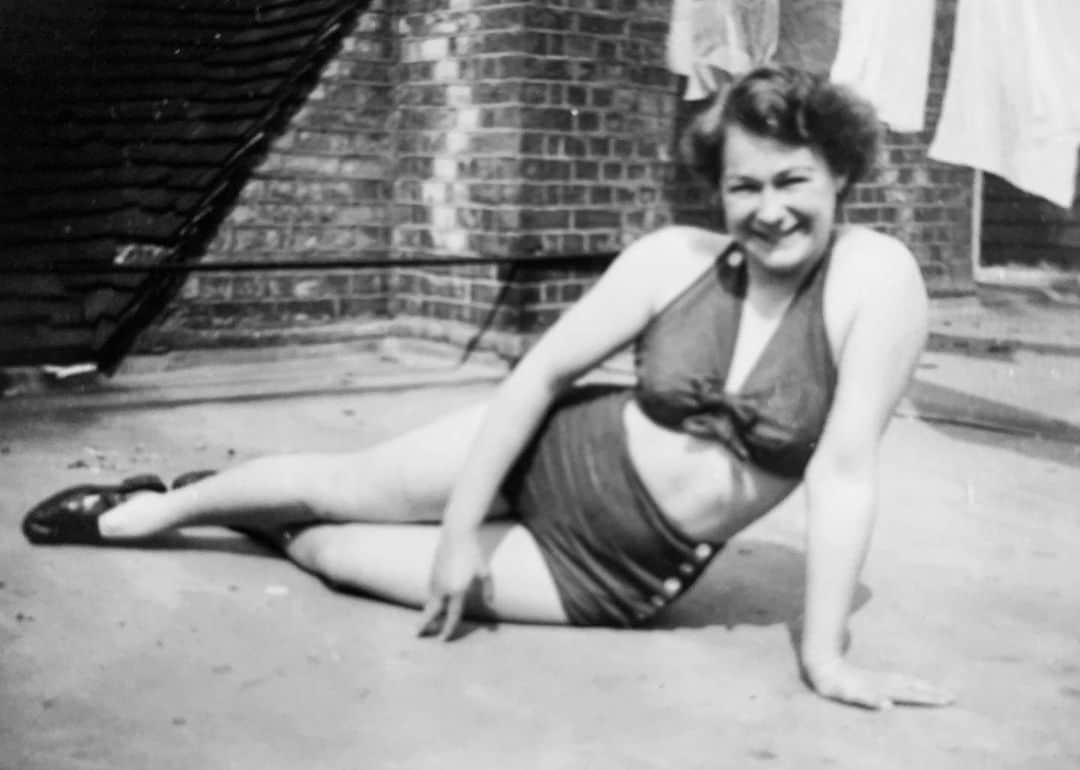 ブライアン・アダムスのインスタグラム：「Thank you to everyone who sent their kind wishes for Jane, she’s doing a bit better and is back at home now. This photo of her when she was about 17, in Exmouth, before my parents emigrated from England to Canada. She’ll be 93 this month. #mamasboy #thelegend」
