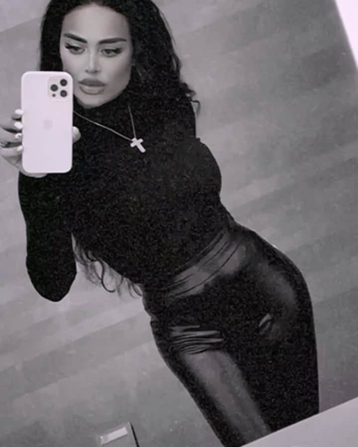 Nita Kuzminaのインスタグラム：「Privet Vesna 🖤」