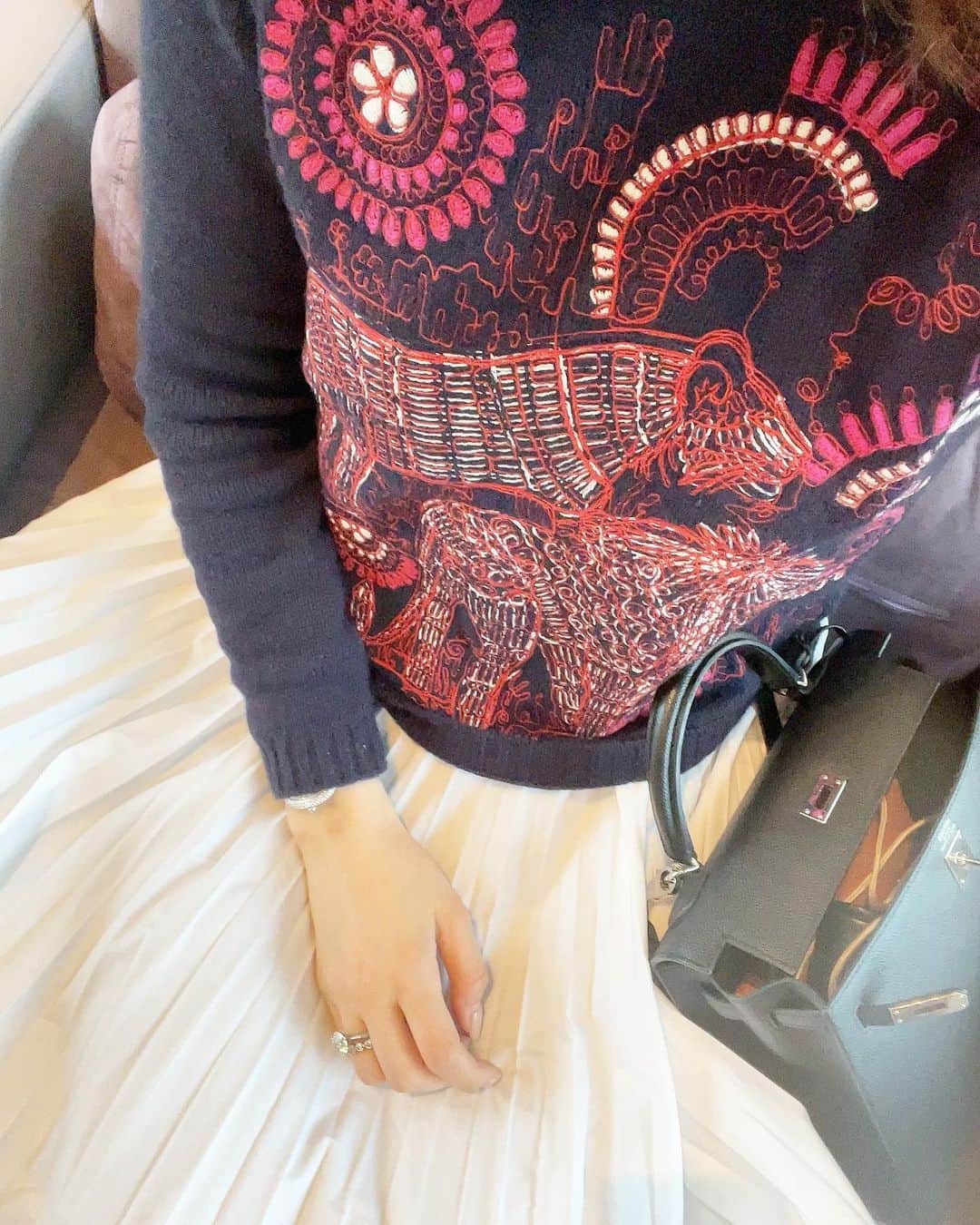 髙田麻紀子のインスタグラム：「❤︎ . 刺繍がお気に入りのニット🐅✨ . ニット#DIOR スカート#maisonvalentino  . #instagram #instapic #instalike #fashion #ootd #outfit  #cordinate」