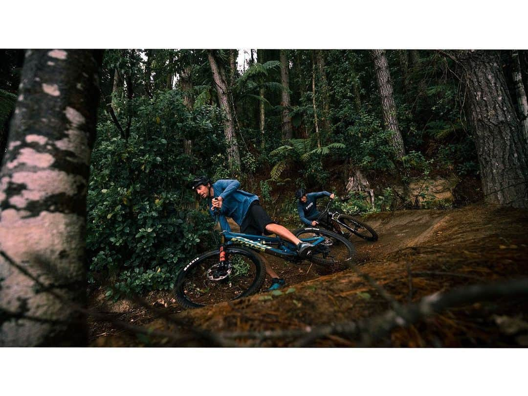 マイケル・ドーソンのインスタグラム：「Enjoying a rainy sunrise session on the Eastern side of the #WhakarewarewaForest with @newzealandmountainbiking | @lauderbradley | @jamiegarrod —> Swipe Right 🌳 🏔 #Whakatrails   #canon #r5 #mtb #nzmtb #ridenz #riderotorua #rotoruanz #riderotorua #mtb」