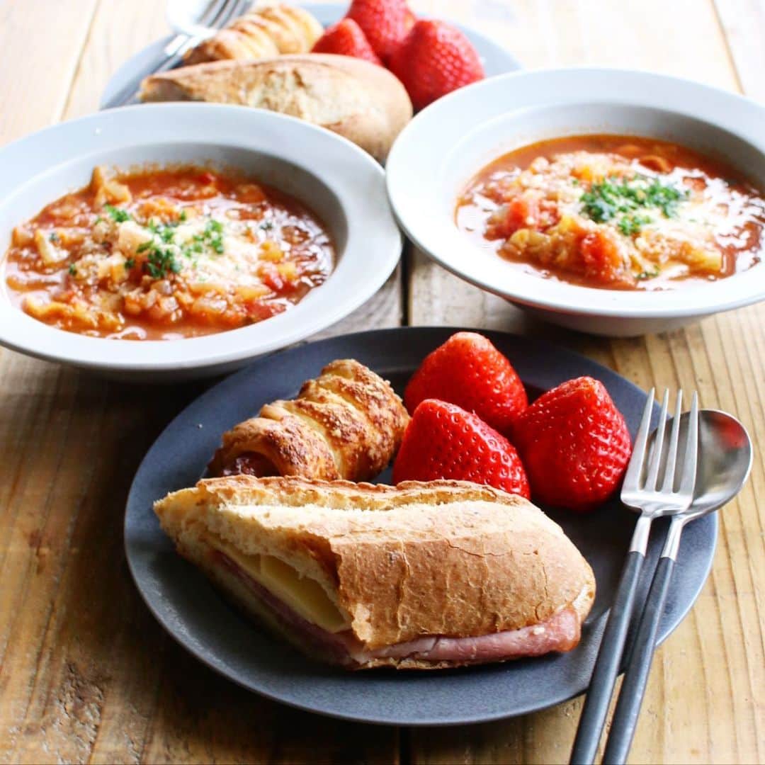 Atsukoのインスタグラム：「今日の朝ごはん  ソーセージパイ ハム＆マリポーチーズ石窯フィローネ ミネストローネ イチゴ  スタバのパンで朝ごはん。 スタバのフードの中でもこの2つが1番好きかも。 甘い系は苦手なので、ドーナツとかケーキとかたべないんだけど、ソーセージパイとかサンドイッチはいくらでもはいるー😆  写真見たら緑なかったね😂 サラダ添えれば良かった😭😭」