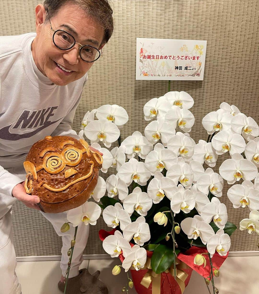 加藤綾菜さんのインスタグラム写真 - (加藤綾菜Instagram)「カトちゃん７８歳になりました💜💛❤️ おめでとう㊗️ 朝からお花やパンや沢山のプレゼントが届き嬉しい😭 ファンのみんなからの動画も嬉しい😊 ファンの皆さんからのVTRのメッセージをみて朝から泣いた😭 いや〜素敵な誕生日になったよ❤️ 今からカトちゃんの誕生日のディナーの準備をします🥰 #加藤茶 #誕生日 #長生きしようね❤️ #大好き💕」3月1日 13時47分 - katoayana0412