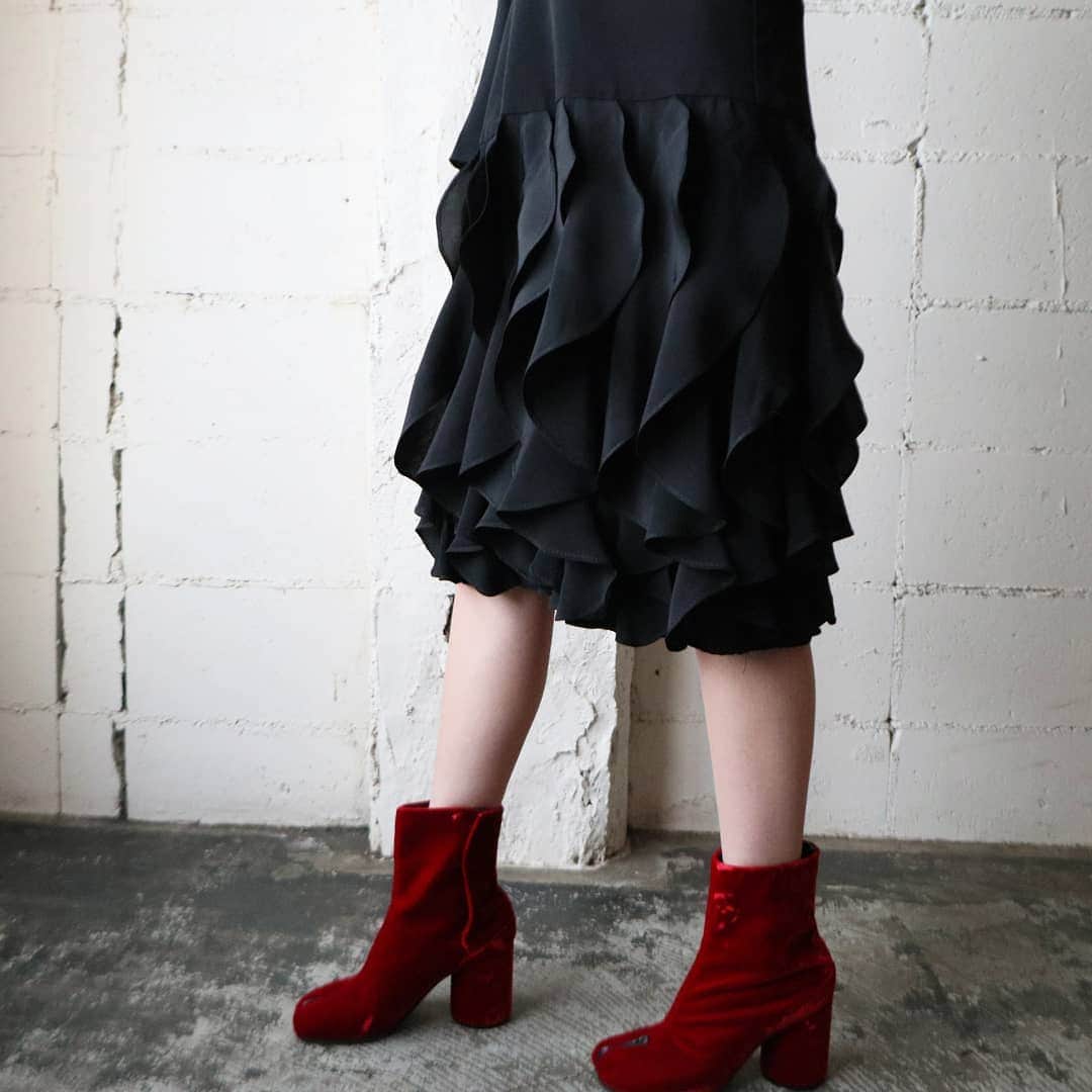 吉祥寺 古着屋 Orfeoのインスタグラム：「. Design Hem Dress  #orfeo #kichijoji #tokyo #vintage #used #fashion #coordinate #outfit . . .  お問い合わせはインスタグラムのプロフィール掲載のメールアドレスにお願いいたします。コメント、DMでのお問い合わせは受け付けておりませんのでご了承ください。 ONLINE SHOPの商品も店頭にてご購入頂けます。気になる商品がございましたらスタッフにお声掛けください。 . 新型コロナウィルス感染症予防対策を徹底して営業しております。 ご来店の際はマスク着用、手指消毒にご協力ください。」