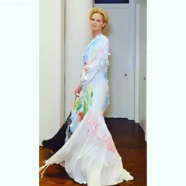 シンシア・ニクソンのインスタグラム：「Pre-#GoldenGlobes2021 dance party at my house #ratched (Mildred didn’t show. Again. 😢)」