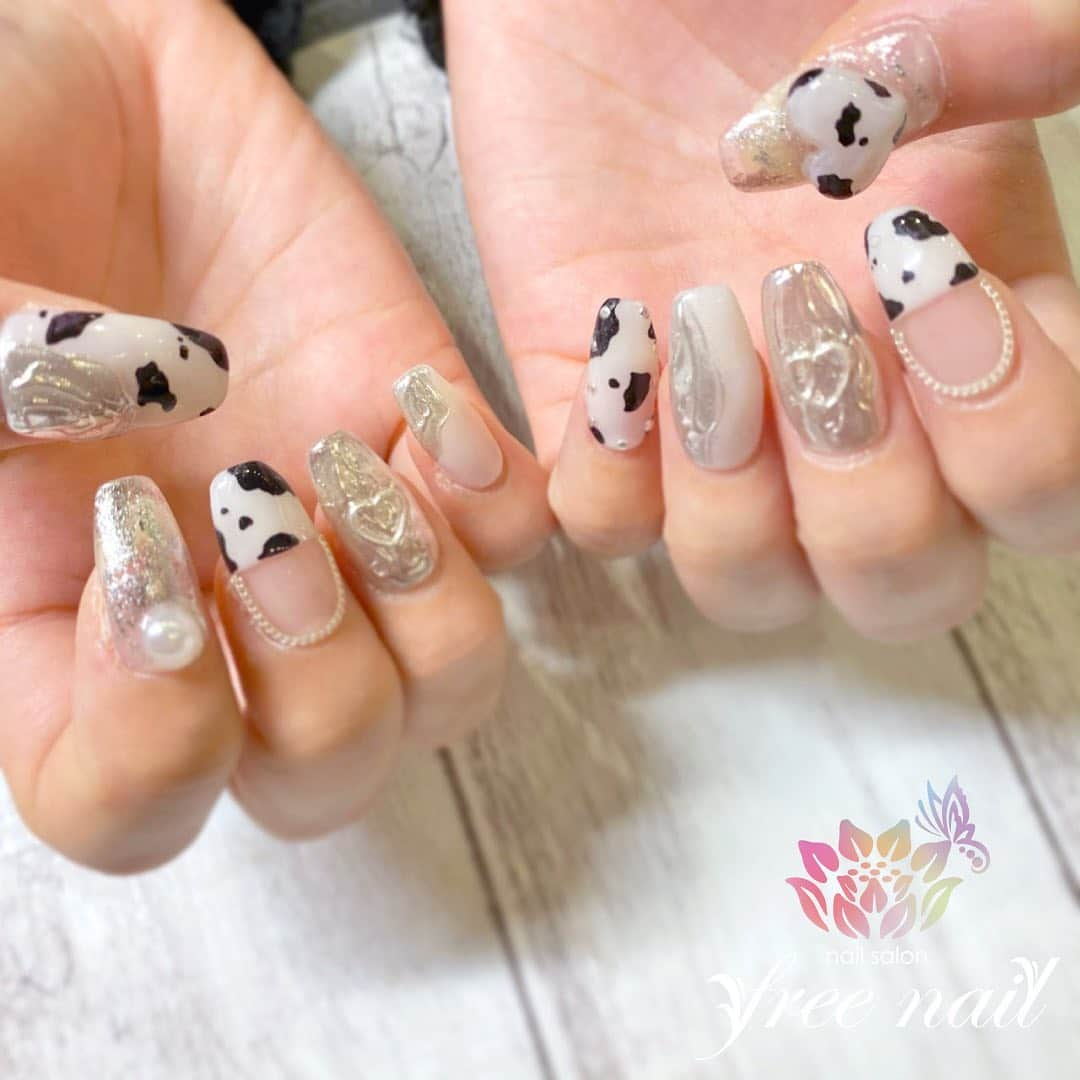 free nail フリーネイルのインスタグラム：「. お客様ネイル💅🏻🍀 . 牛柄ハートネイル🐮💗 . ミラーメタルでおしゃれに🪞 . ご来店ありがとうございました🙇🏻‍♀️🙇🏻‍♀️🙇🏻‍♀️💗 . #ネイルアート #ジェルネイル #ネイルサロン #大阪ネイルサロン #ネイルデザイン #ネイルチェンジ #牛柄ネイル #牛ネイル #ミラーネイル #メタリックネイル #シルバーネイル #ホワイトネイル #デザインネイル #トレンドネイル #大人ネイル #おしゃれネイル #立体ネイル #春ネイル #springnails #nailsart #nailsdid #美甲 #日式美甲 #日式美甲胶 #日本美甲师 #日本美甲老师 #美甲上课 #日本胶 #フリーネイル #freenail」