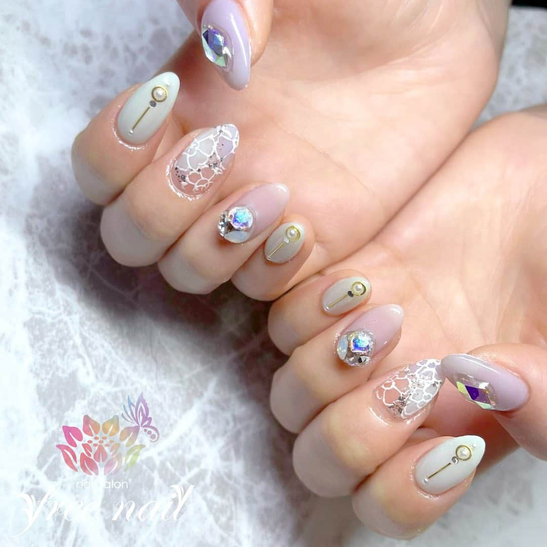 ネイルアーティストRYさんのインスタグラム写真 - (ネイルアーティストRYInstagram)「. フラワーレースネイル💅🏻🌸✨ . 春のキレイ色👩🏻‍🎨🌸✨ . #ネイリスト #ネイルアーティスト #ネイルアート #ネイルチェンジ #ネイルサロン #大阪ネイルサロン #ネイルスクール #ネイル動画 #ジェルネイル #ネイルデザイン #レースネイル #フラワーネイル #ビジューネイル #ネイルパーツ #パープルネイル #クリアネイル #デザインネイル #トレンドネイル #おしゃれネイル #シンプルネイル #きれいめネイル #春ネイル #springnails #美甲 #日式美甲 #日式美甲胶 #日本美甲师 #日本美甲老师 #美甲上课 #日本胶」3月1日 13時52分 - nail_artist_rm