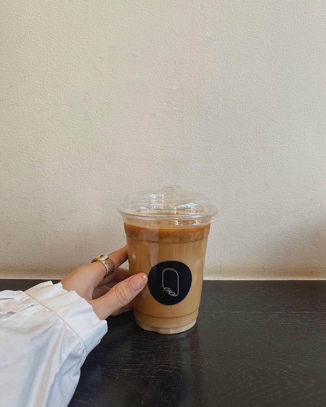 前田希美（まえのん）さんのインスタグラム写真 - (前田希美（まえのん）Instagram)「#のんカフェ巡り  とっても大好きになったカフェ紹介。  キャットストリートにある、 @chopcoffee_catstreet さんへ。  シンプルな店内で、 雰囲気からなにから全部好きでした。  また近くに行った時はぷらっと、 寄りたくなるカフェです。  #のんカフェ巡り #chopcoffeecatstreet  #chopcoffee #キャットストリートカフェ  #catstreet #catstreetcafe」3月1日 13時55分 - maeda_nozomi