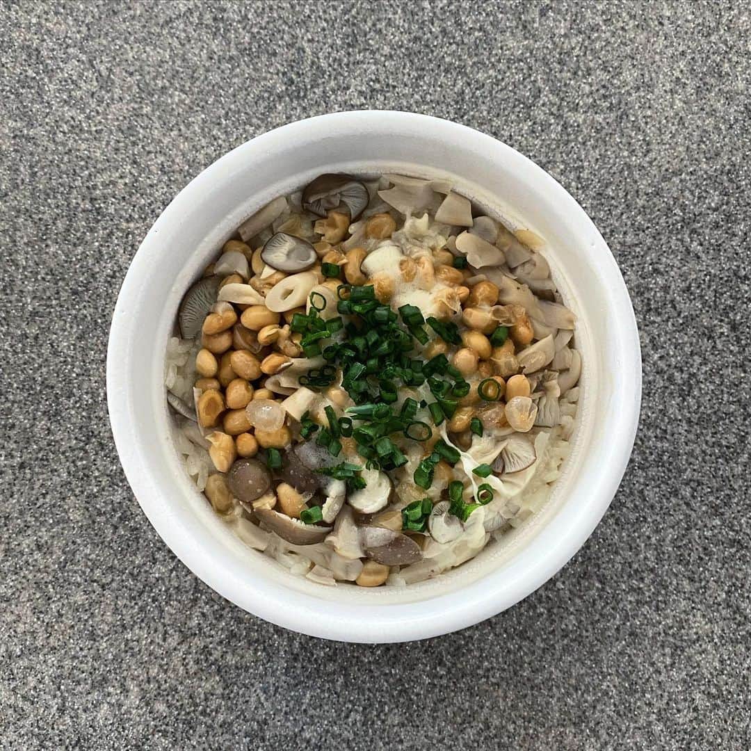 後藤正文のインスタグラム：「納豆チーズ釜飯  米1合 納豆 占地 チーズ 葱  水 180cc 納豆のタレ 辛子 野菜出汁粉末 バター  なんとか納豆で釜飯を成功させたい、そうした純粋な想いで取り組んだ釜飯がこちら。急で不快な来客、居座って帰らない親類や友人、そうした迷惑な人たちを黙って追い出すのに十分な匂いが部屋中に広がり、30分窓全開による換気が必要になった。納豆釜飯食べますか？が新しい「帰ってくれ」の合図になる日も近い。かもしれない。味は普通。69点。  #趣味の釜飯 #102」